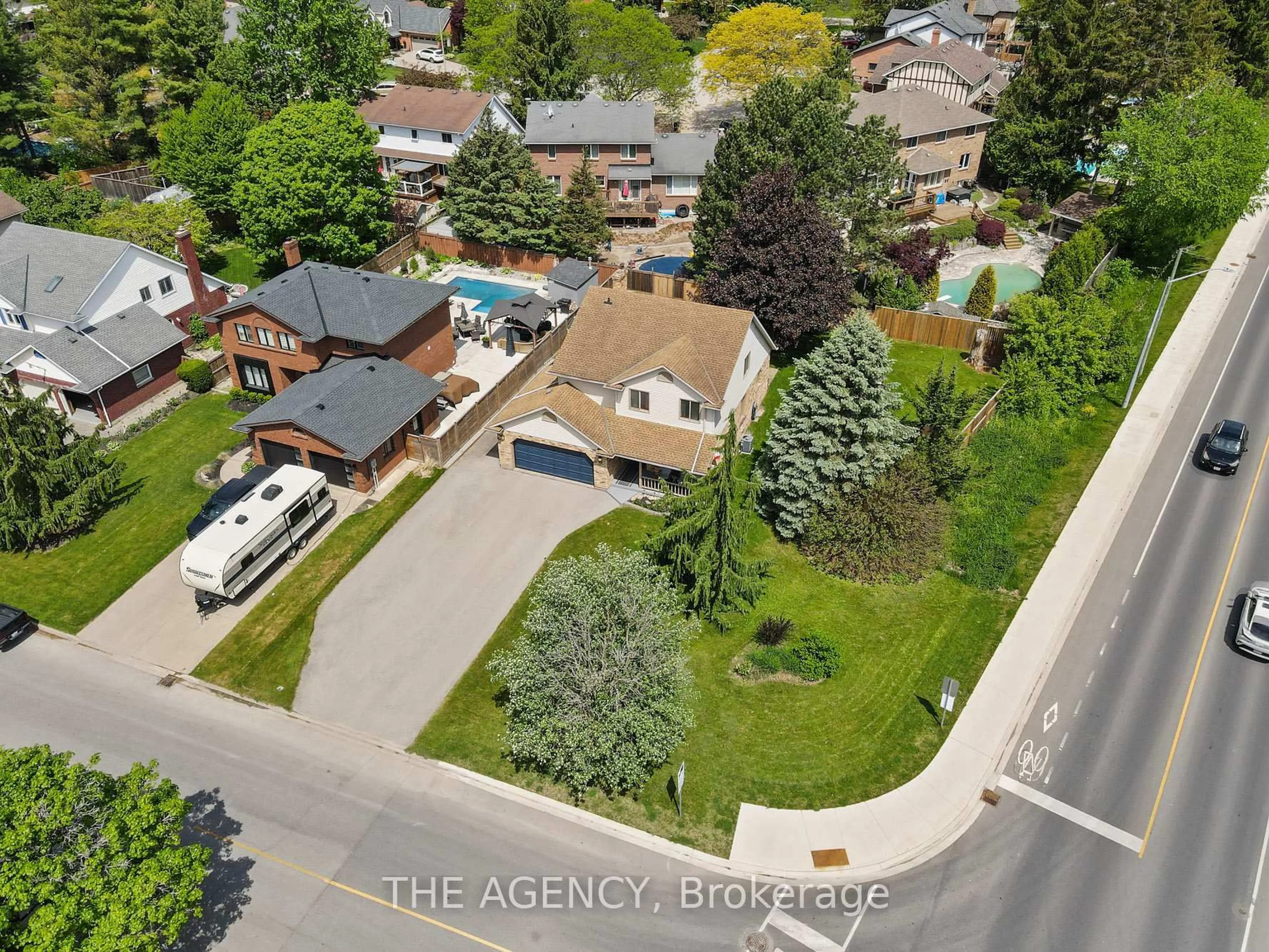 A pic from outside/outdoor area/front of a property/back of a property/a pic from drone, street for 106 Spruceside Cres, Pelham Ontario L0S 1E0