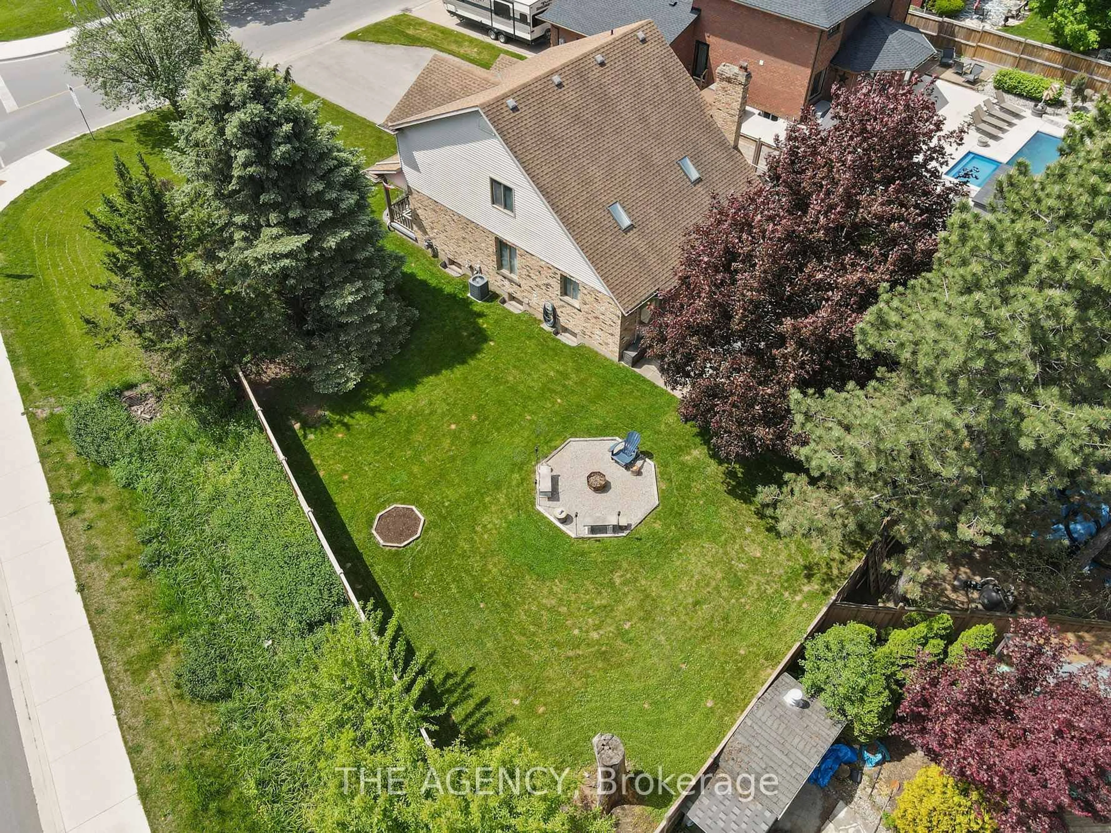 A pic from outside/outdoor area/front of a property/back of a property/a pic from drone, street for 106 Spruceside Cres, Pelham Ontario L0S 1E0