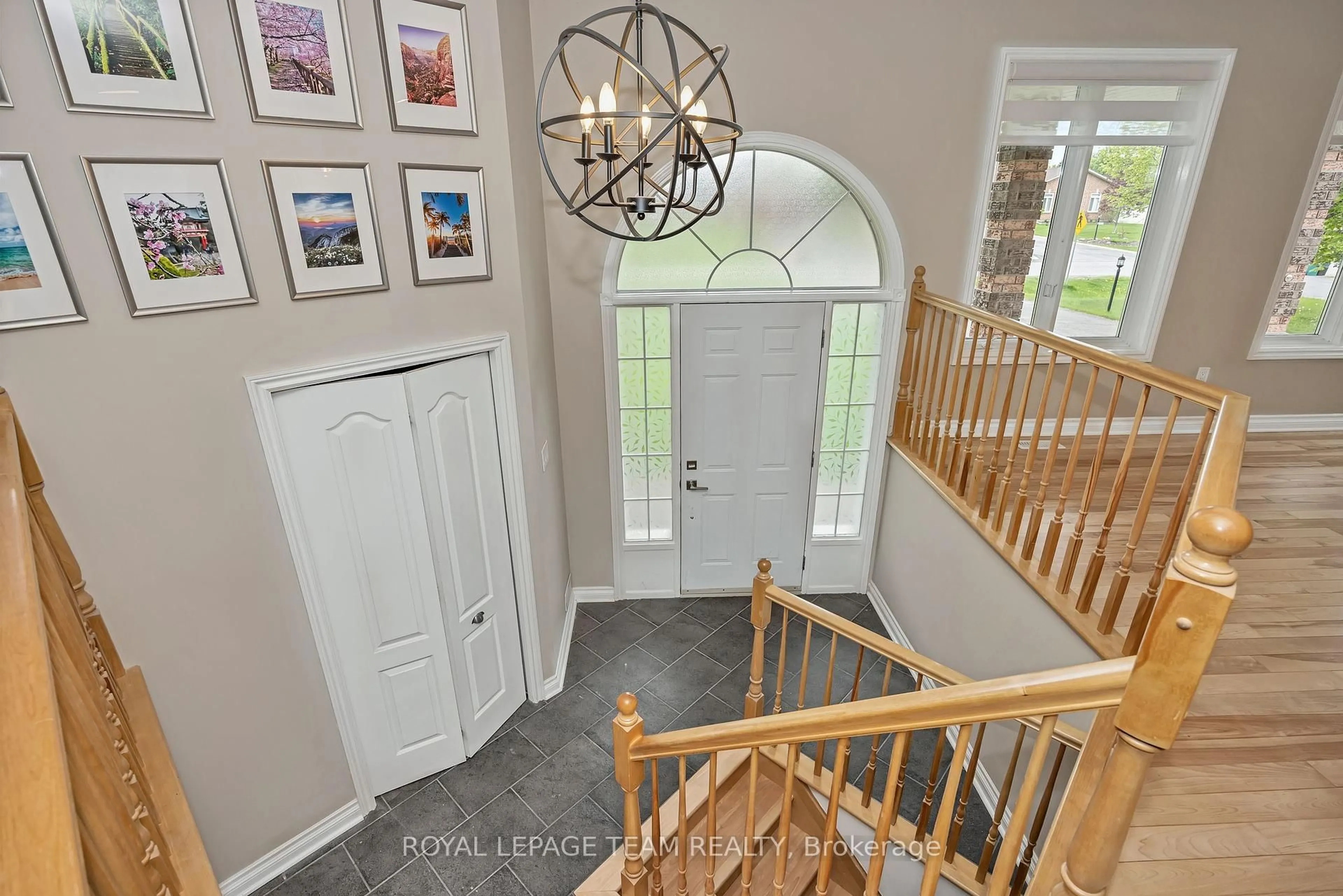 Indoor entryway for 6701 Tommary Dr, Ottawa Ontario K4P 1G8