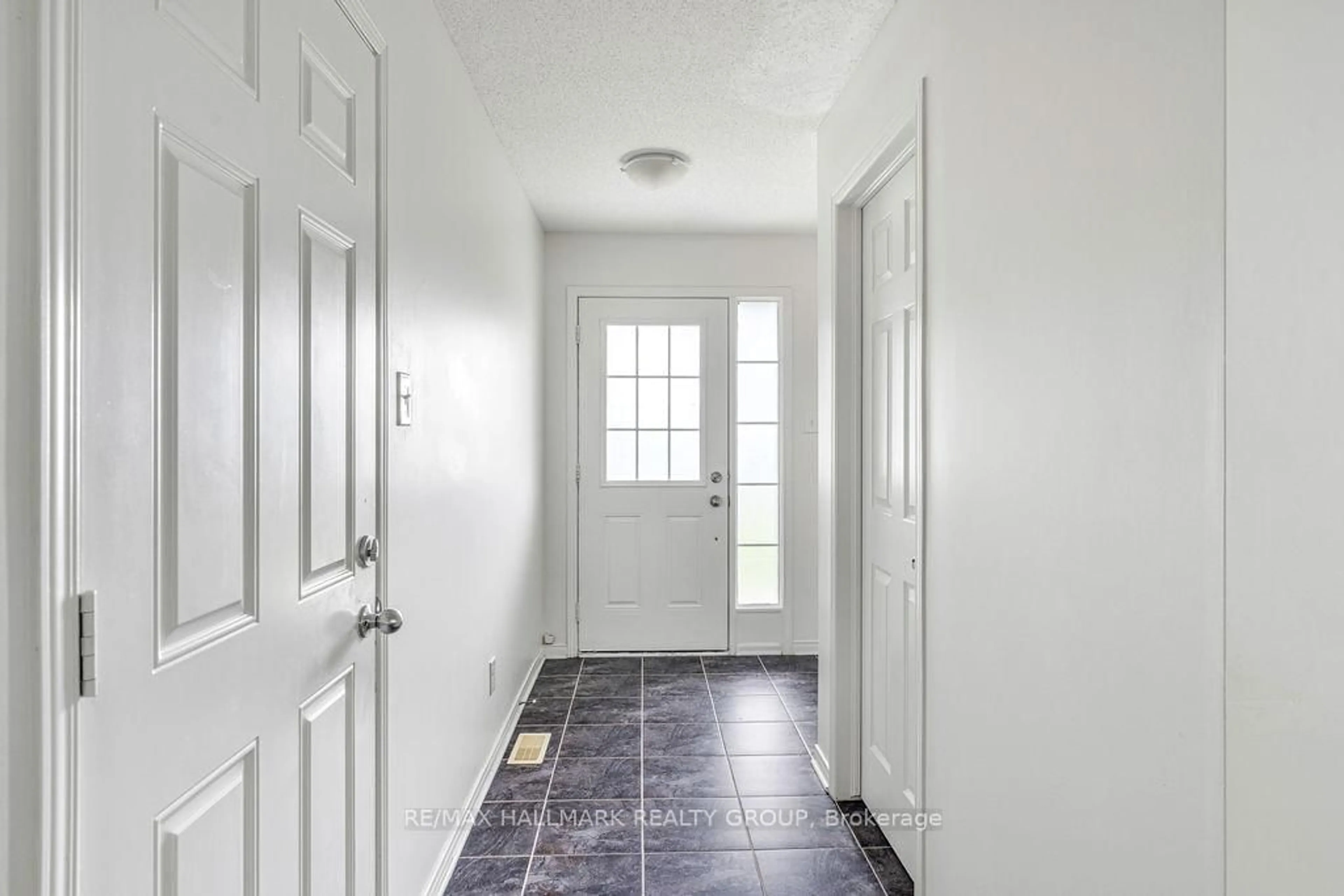 Indoor entryway for 217 Vision St, Ottawa Ontario K4M 0B5