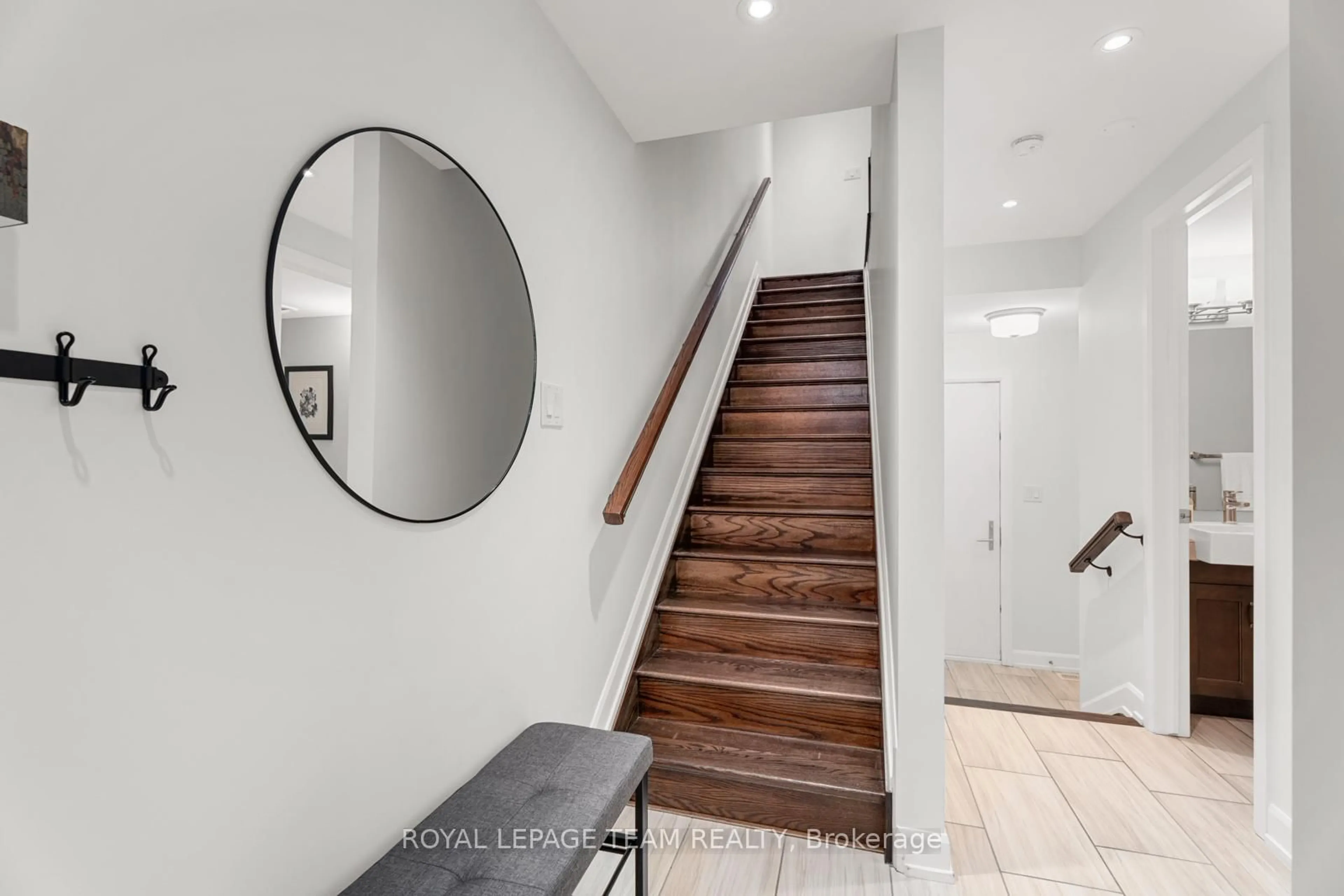 Indoor entryway for 513 De Mazenod Ave, Ottawa Ontario K1S 5P7