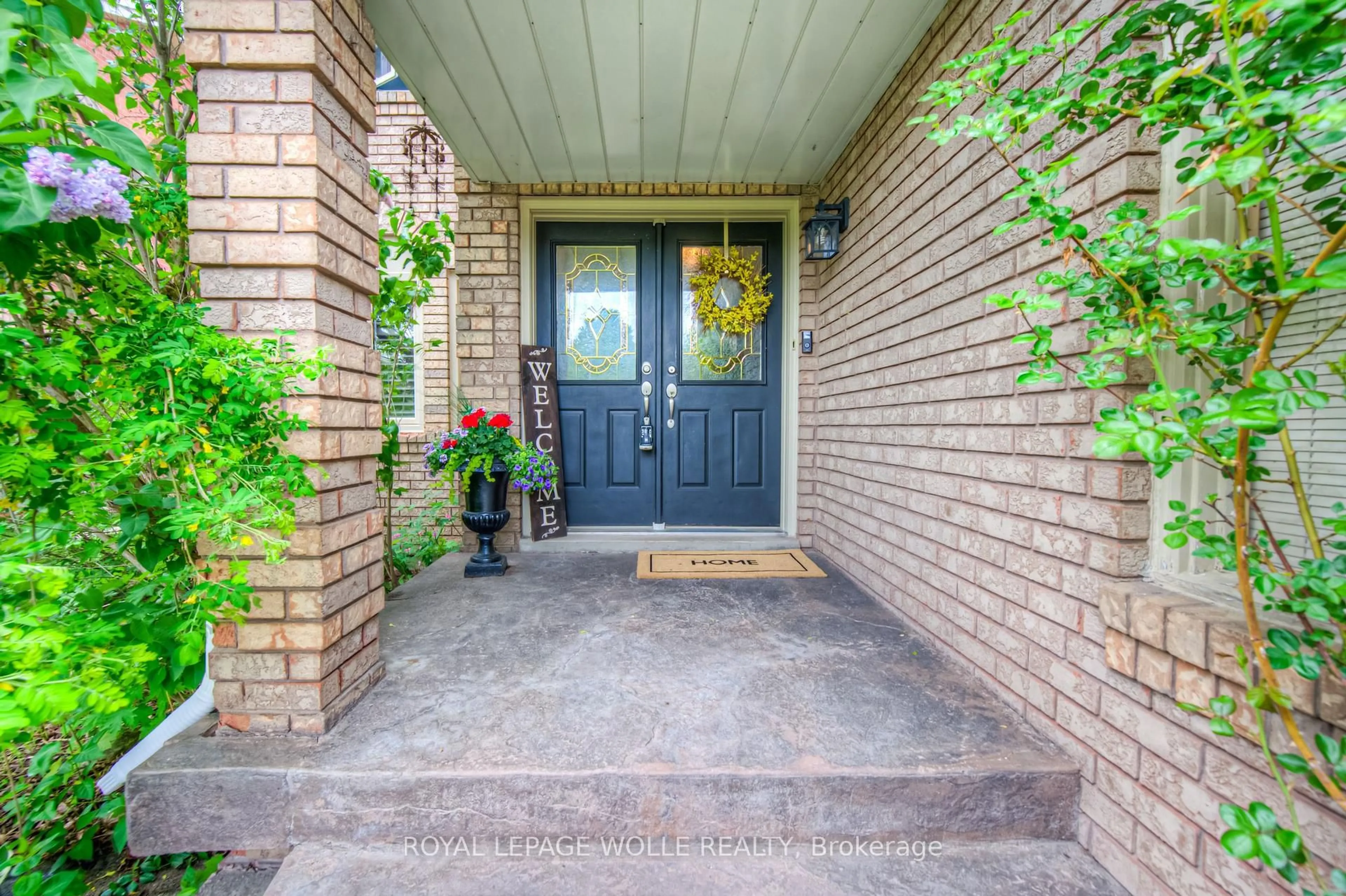 Indoor entryway for 465 Burnett Ave, Cambridge Ontario N1T 1L3