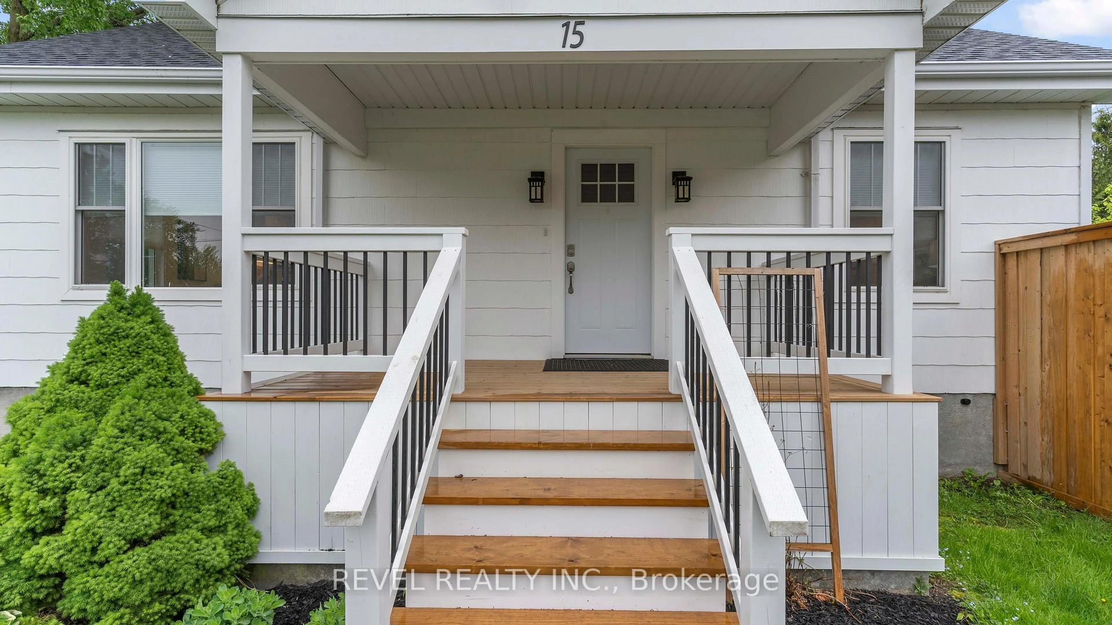 Indoor entryway for 15 Victoria Ave, South Huron Ontario N0M 1M0