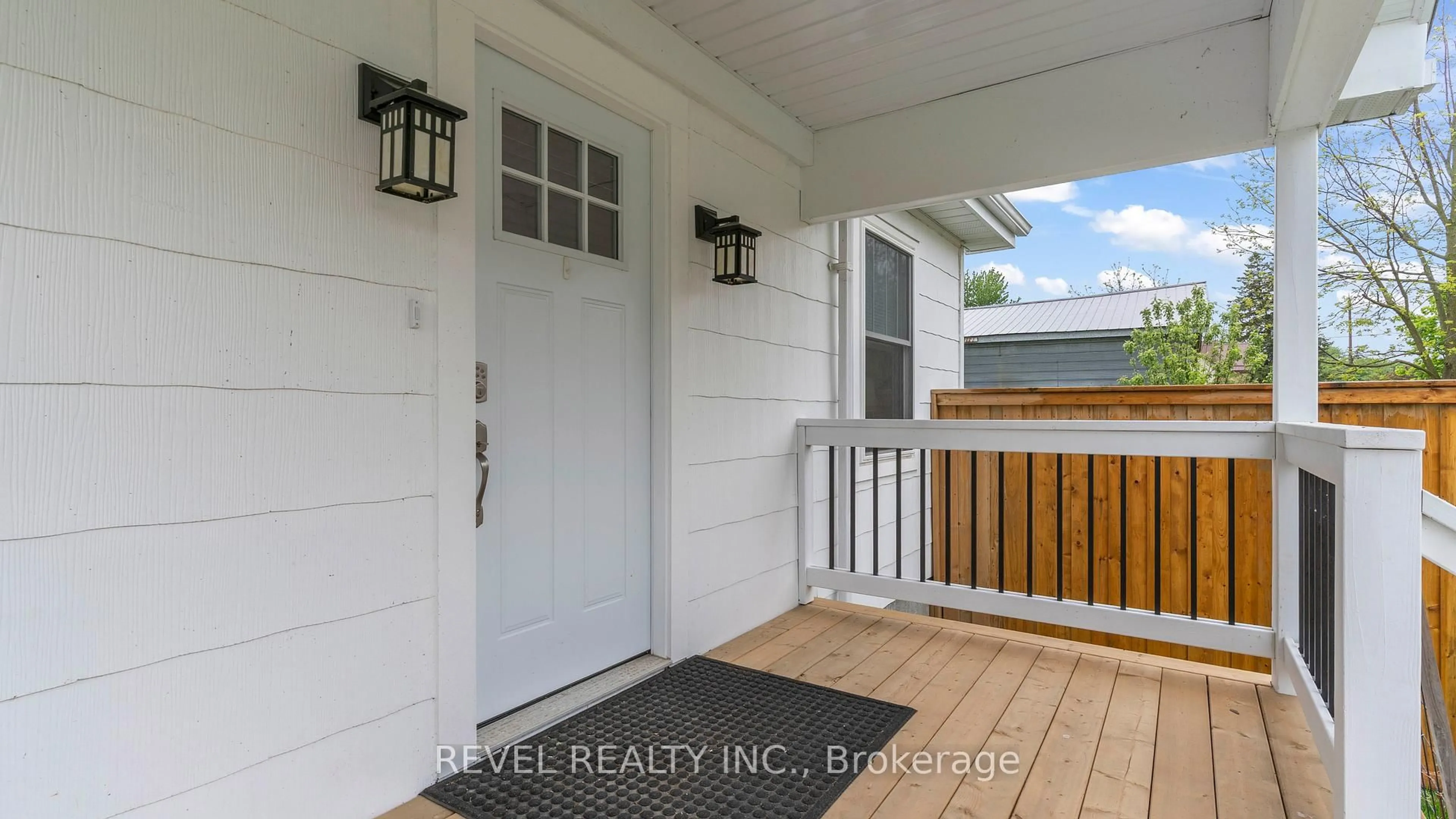 Indoor entryway for 15 Victoria Ave, South Huron Ontario N0M 1M0