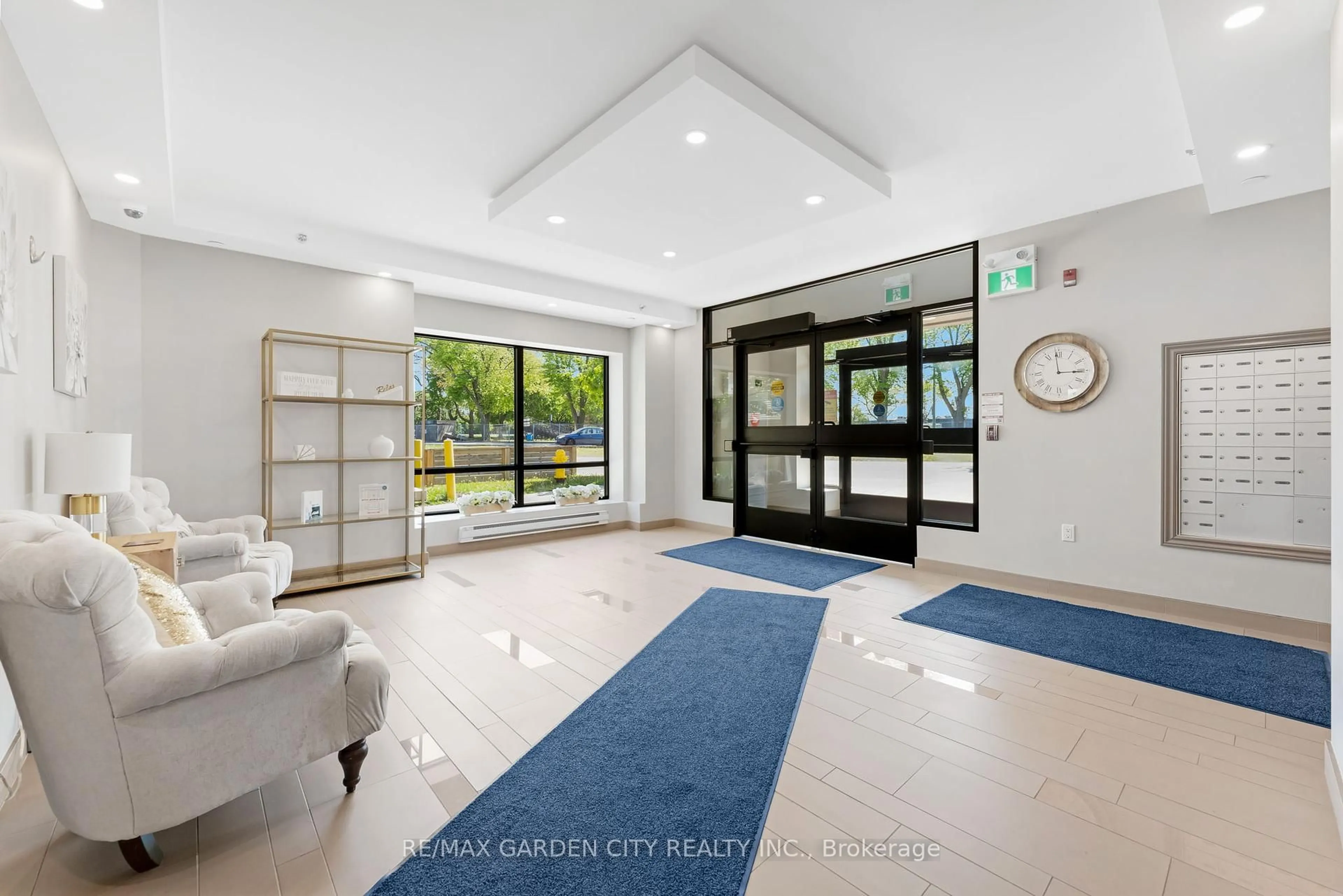 Indoor foyer for 16 Wood St #503, St. Catharines Ontario L2N 2A9