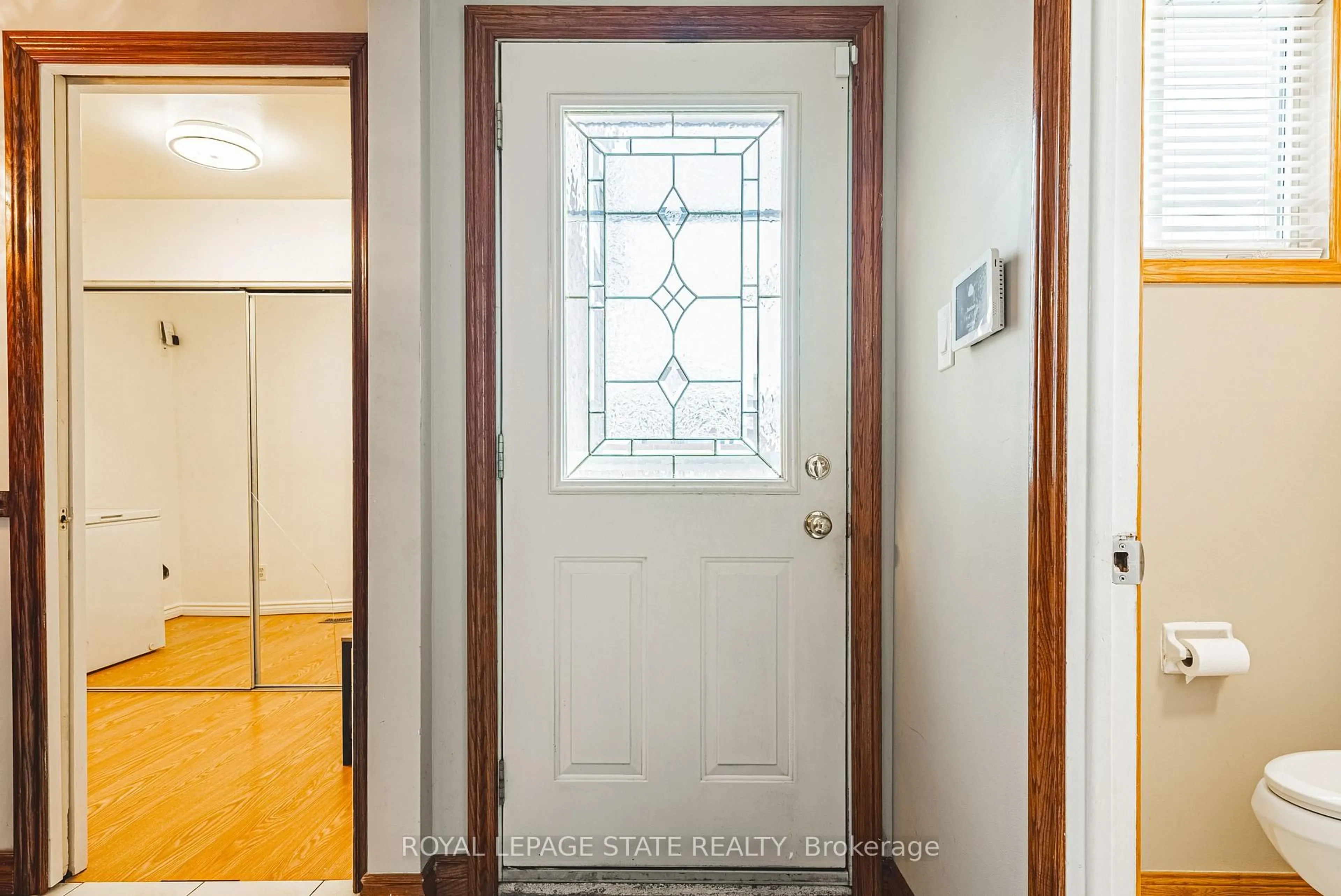 Indoor entryway for 100 Quigley Rd #41, Hamilton Ontario L8K 6J1