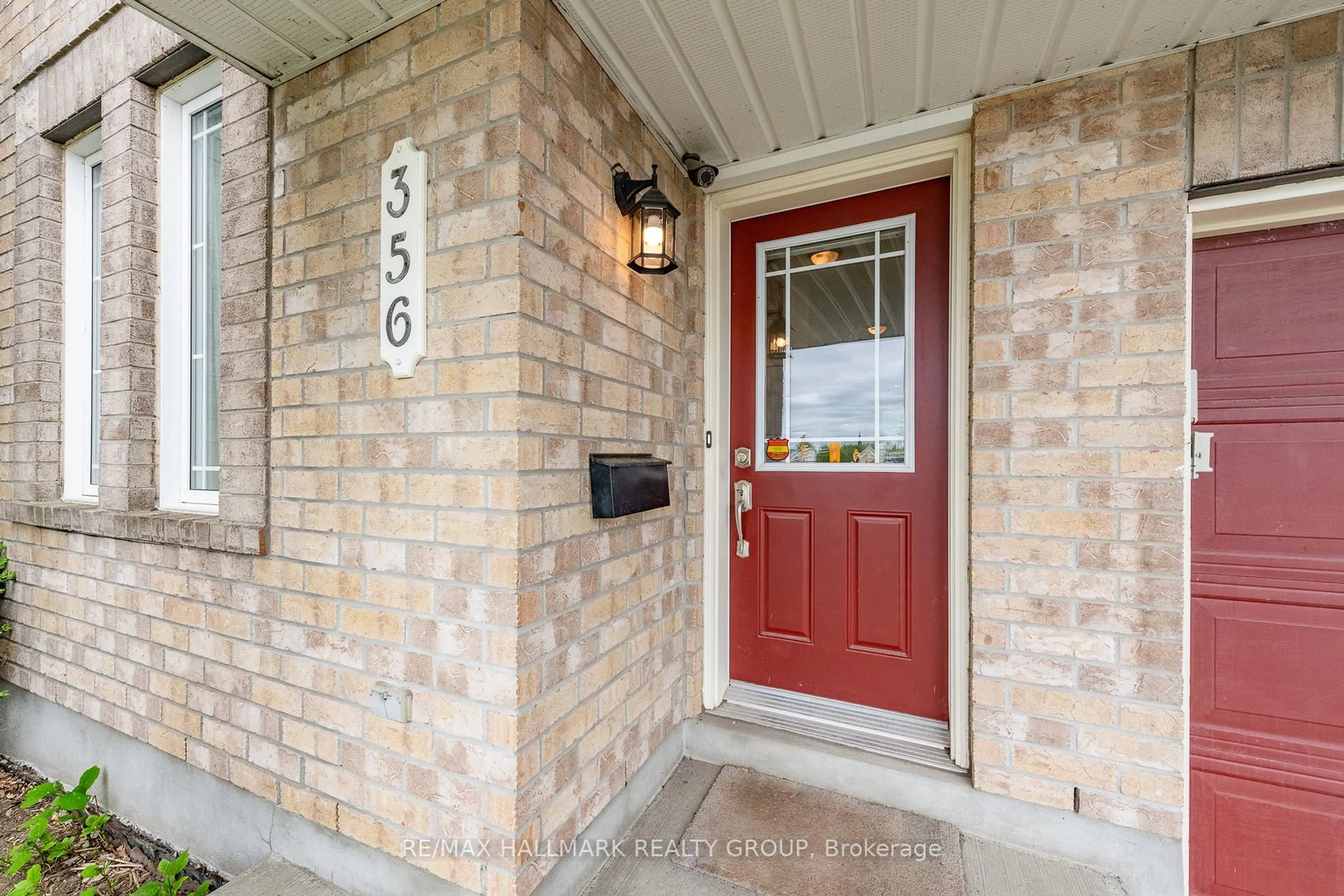 Indoor entryway for 356 Breckenridge Cres, Ottawa Ontario K2W 1J4