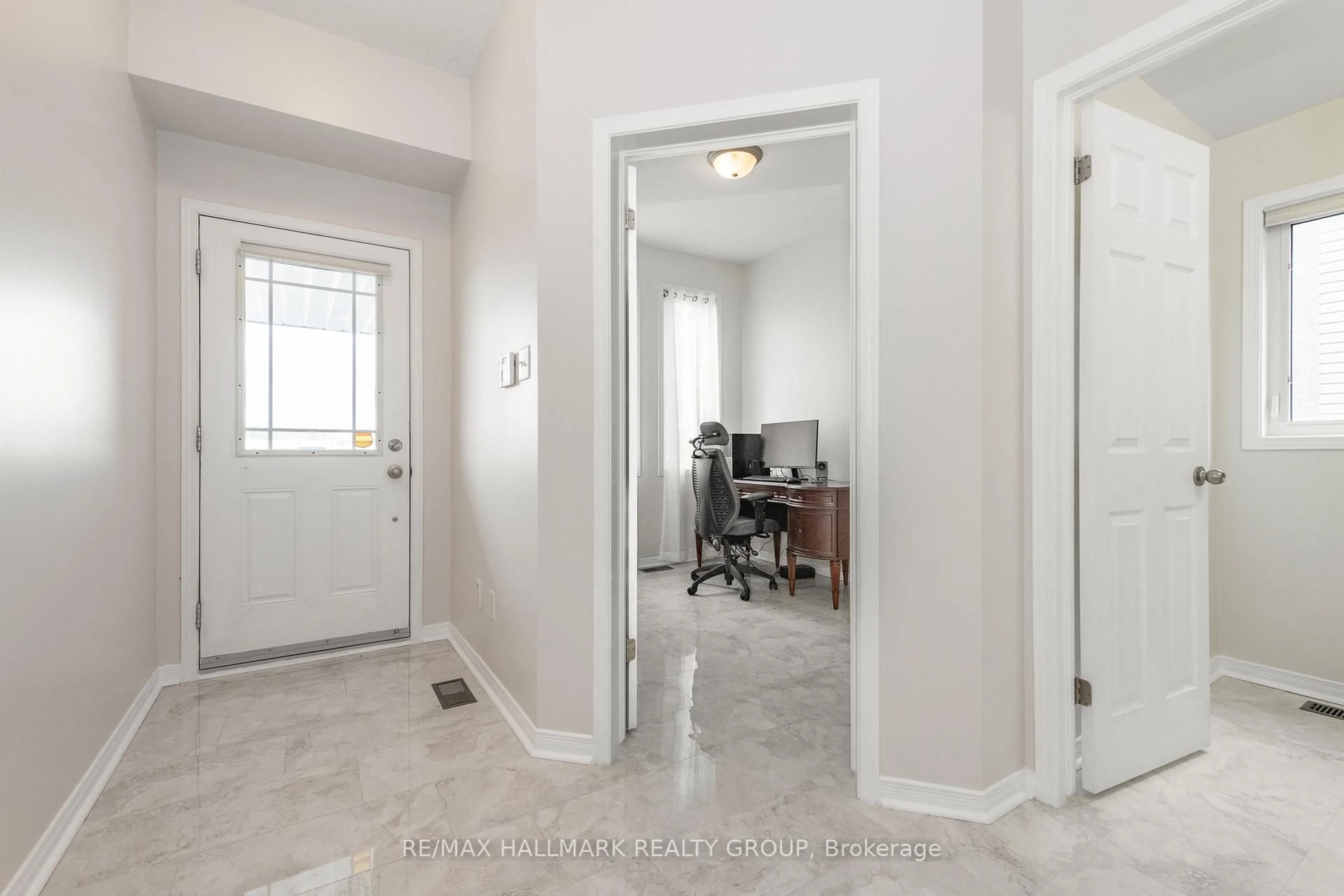 Indoor entryway for 356 Breckenridge Cres, Ottawa Ontario K2W 1J4