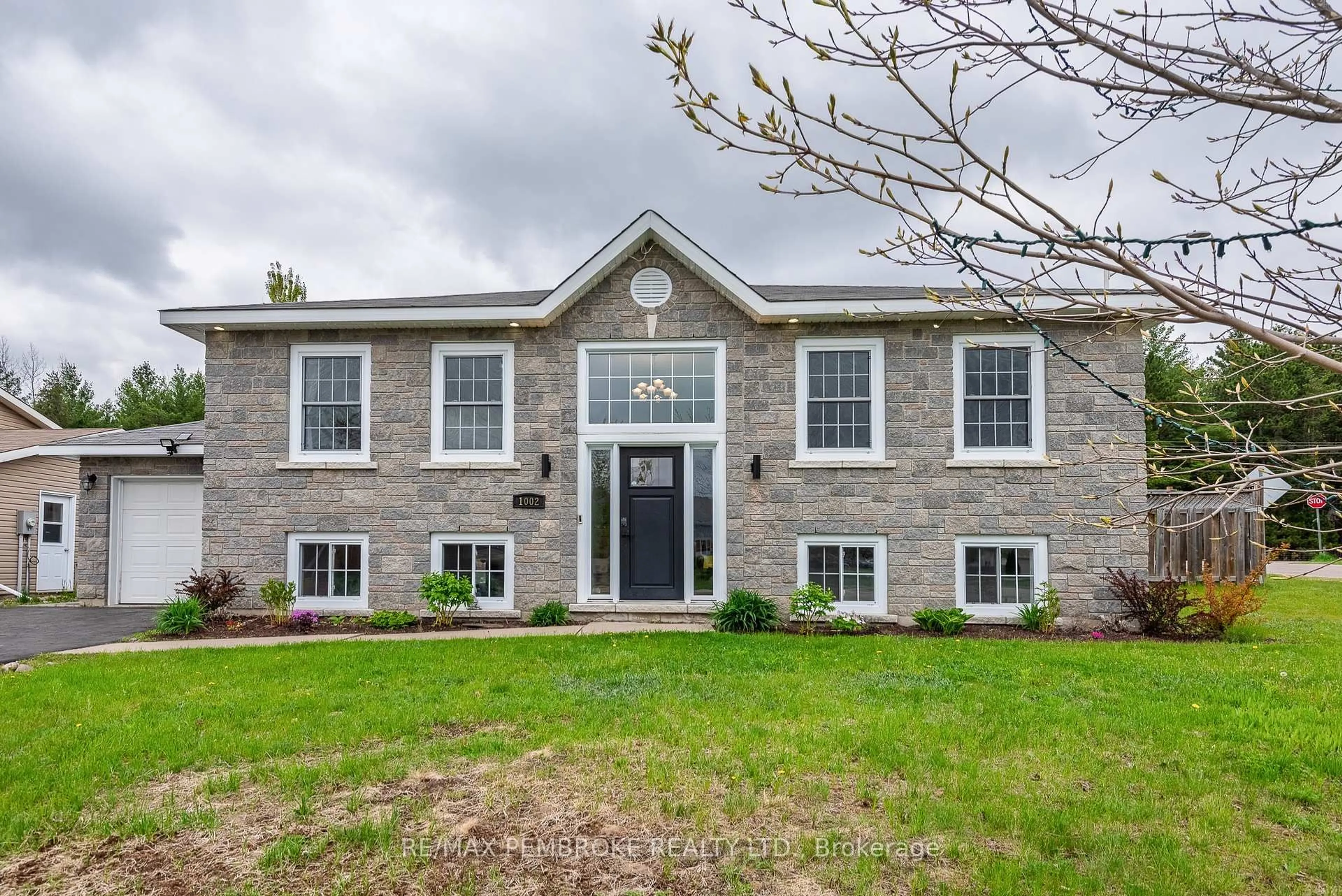Home with brick exterior material, building for 1002 Riverstone Tr, Petawawa Ontario K8H 0B3