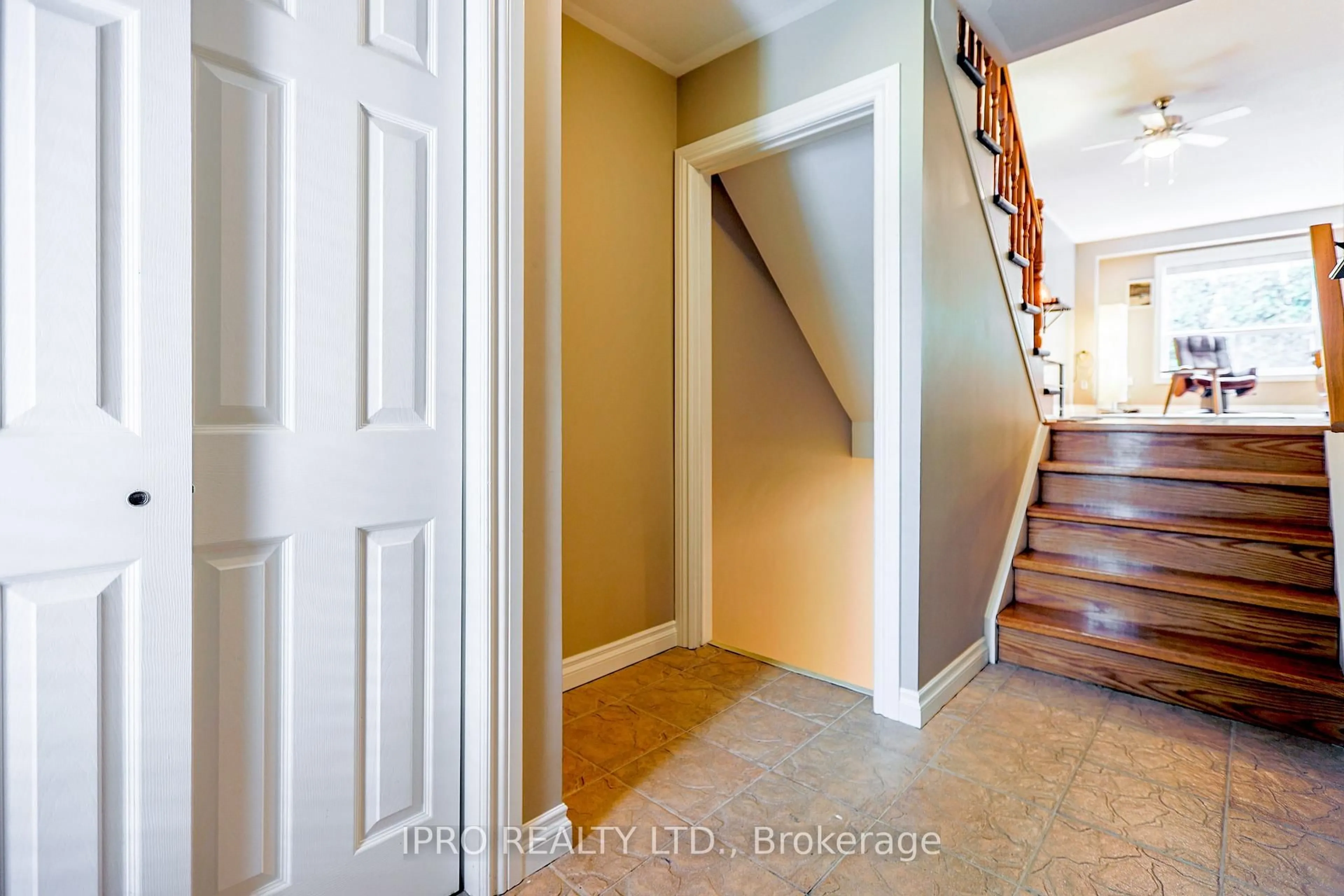 Indoor entryway for 346 Highland Rd #50, Hamilton Ontario L8J 3T3
