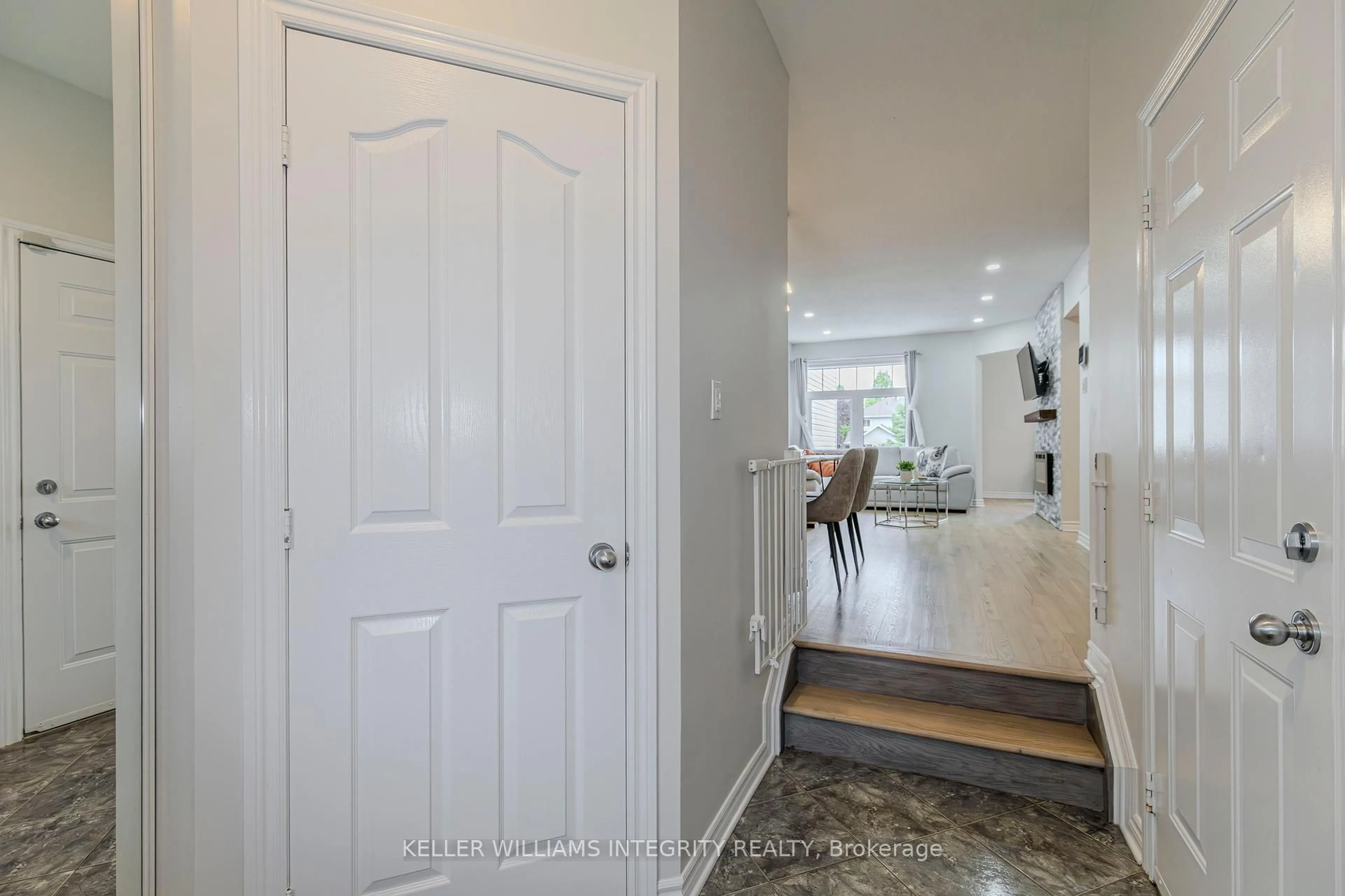 Indoor entryway for 35 Bellrock Dr, Ottawa Ontario K2K 3J4