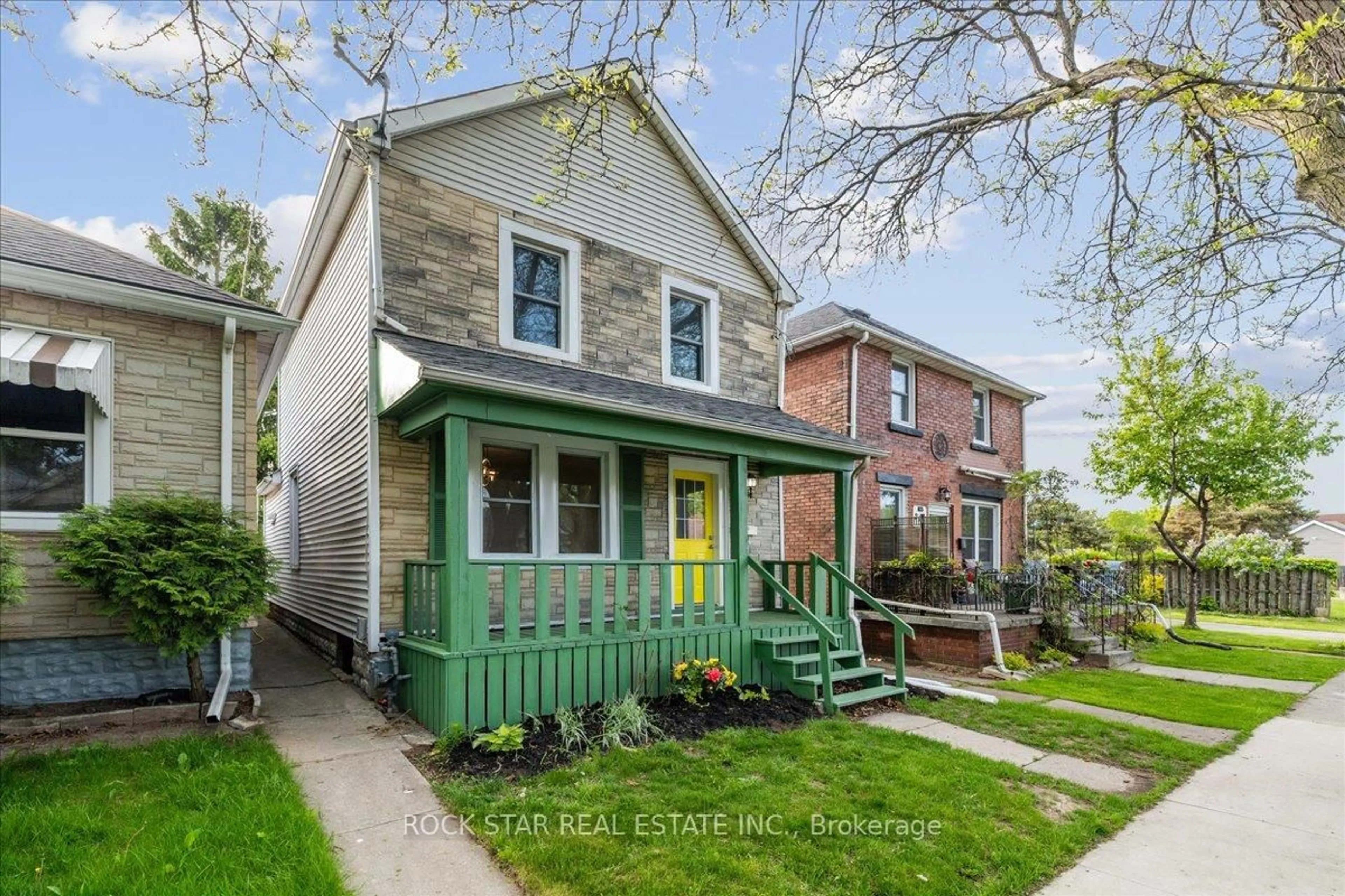 Home with brick exterior material, street for 223 Weir St, Hamilton Ontario L8H 5G2