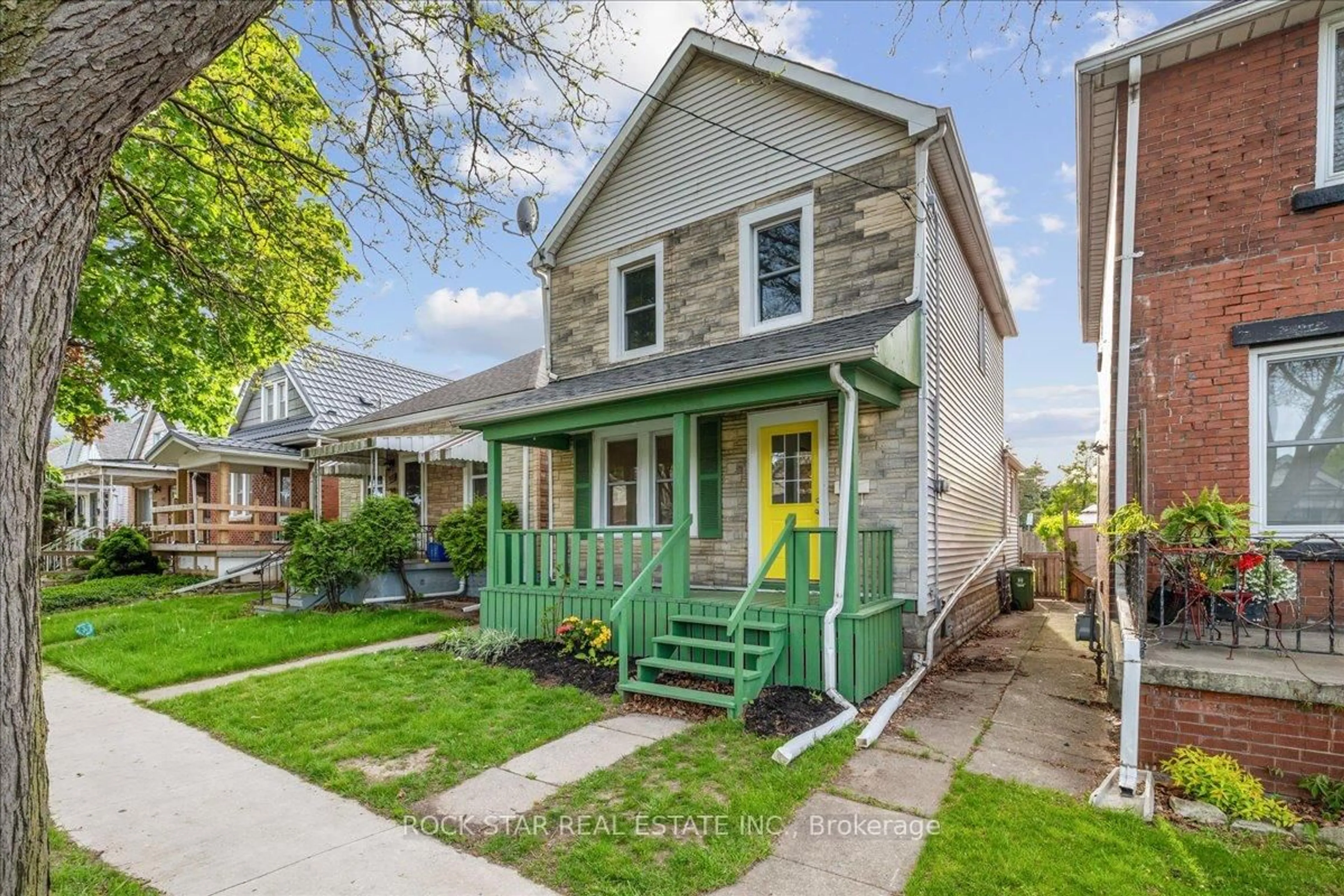 Home with vinyl exterior material, street for 223 Weir St, Hamilton Ontario L8H 5G2