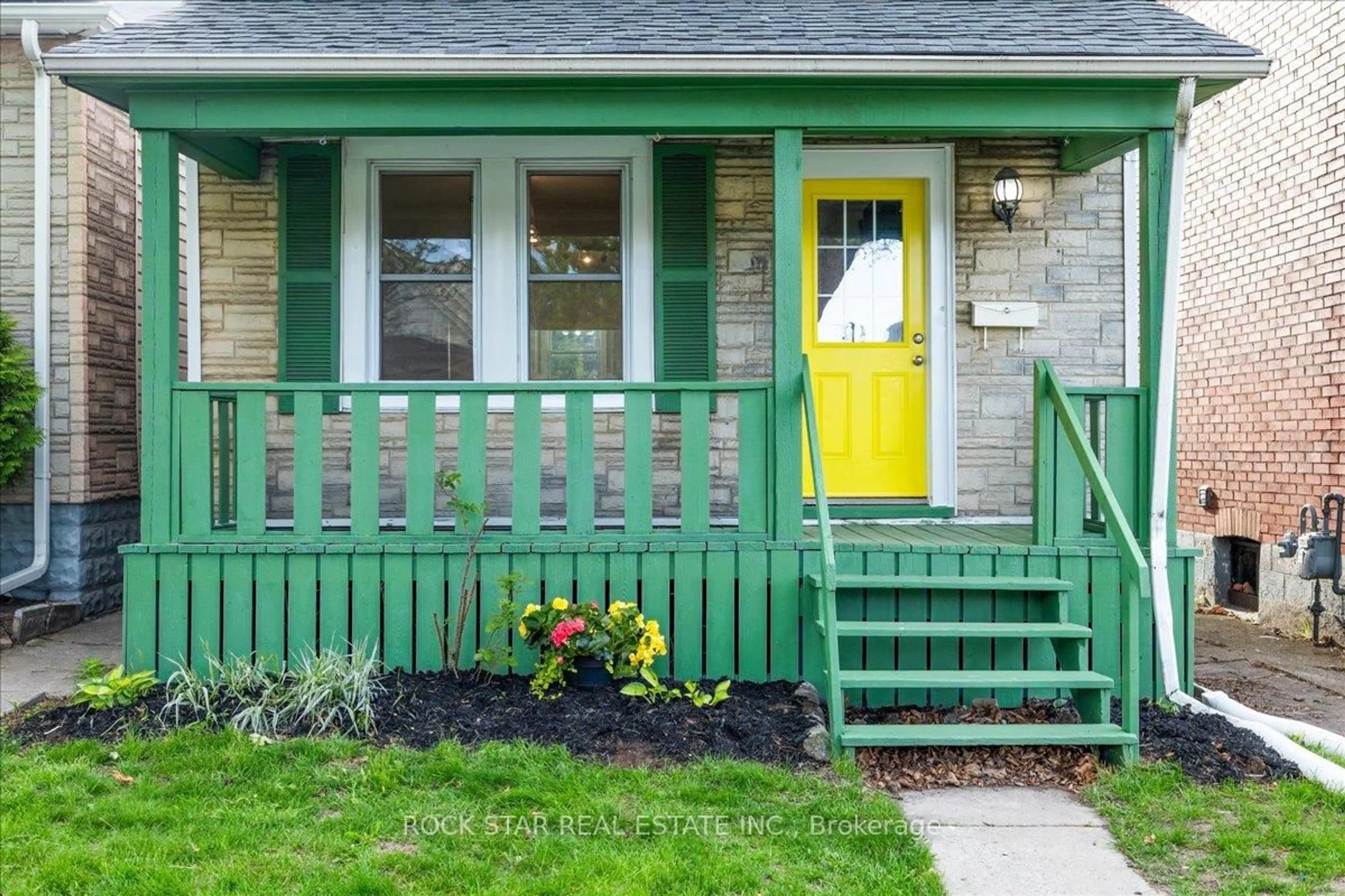 Home with vinyl exterior material, street for 223 Weir St, Hamilton Ontario L8H 5G2