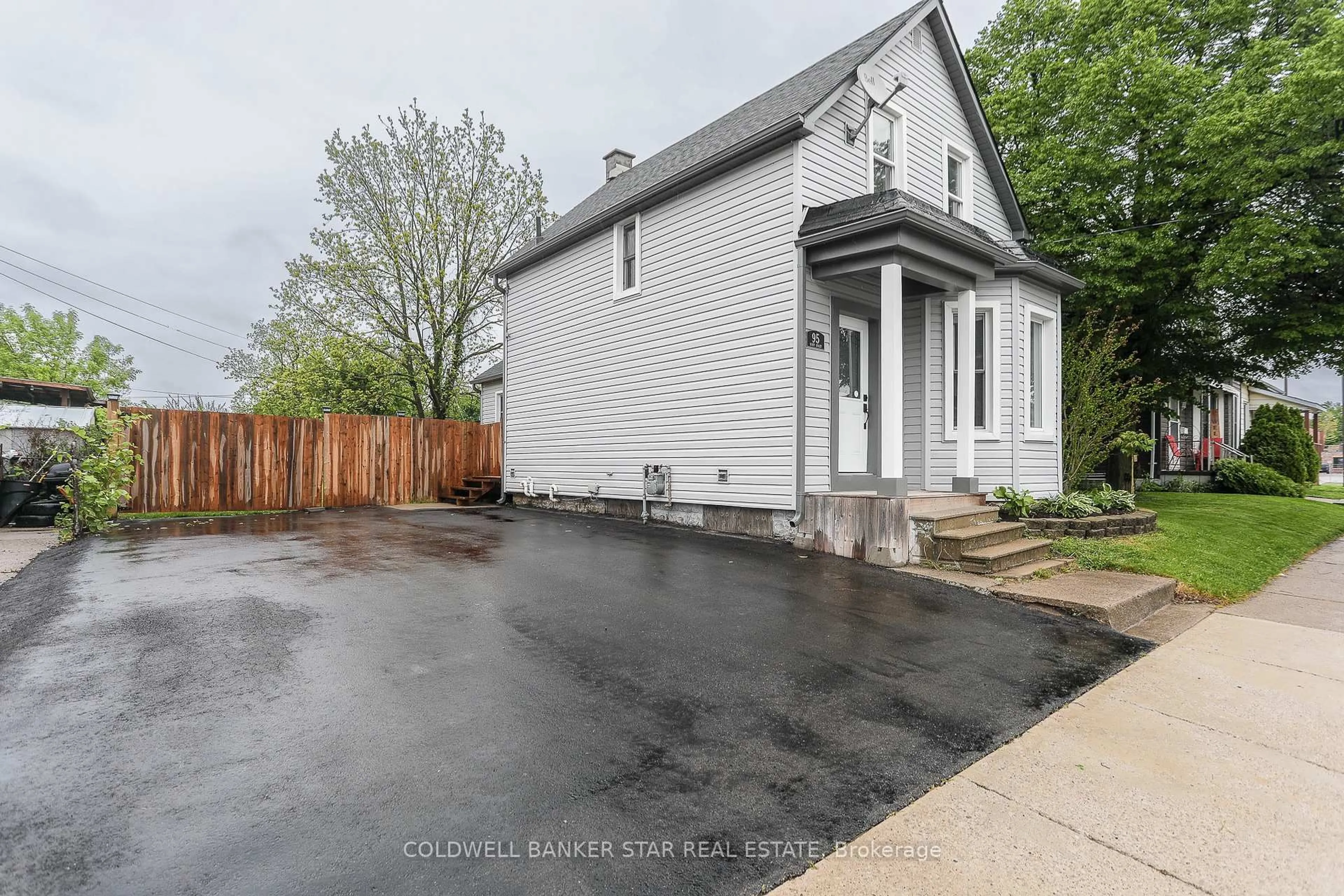 A pic from outside/outdoor area/front of a property/back of a property/a pic from drone, street for 95 Scott St, St. Thomas Ontario N5P 1L2