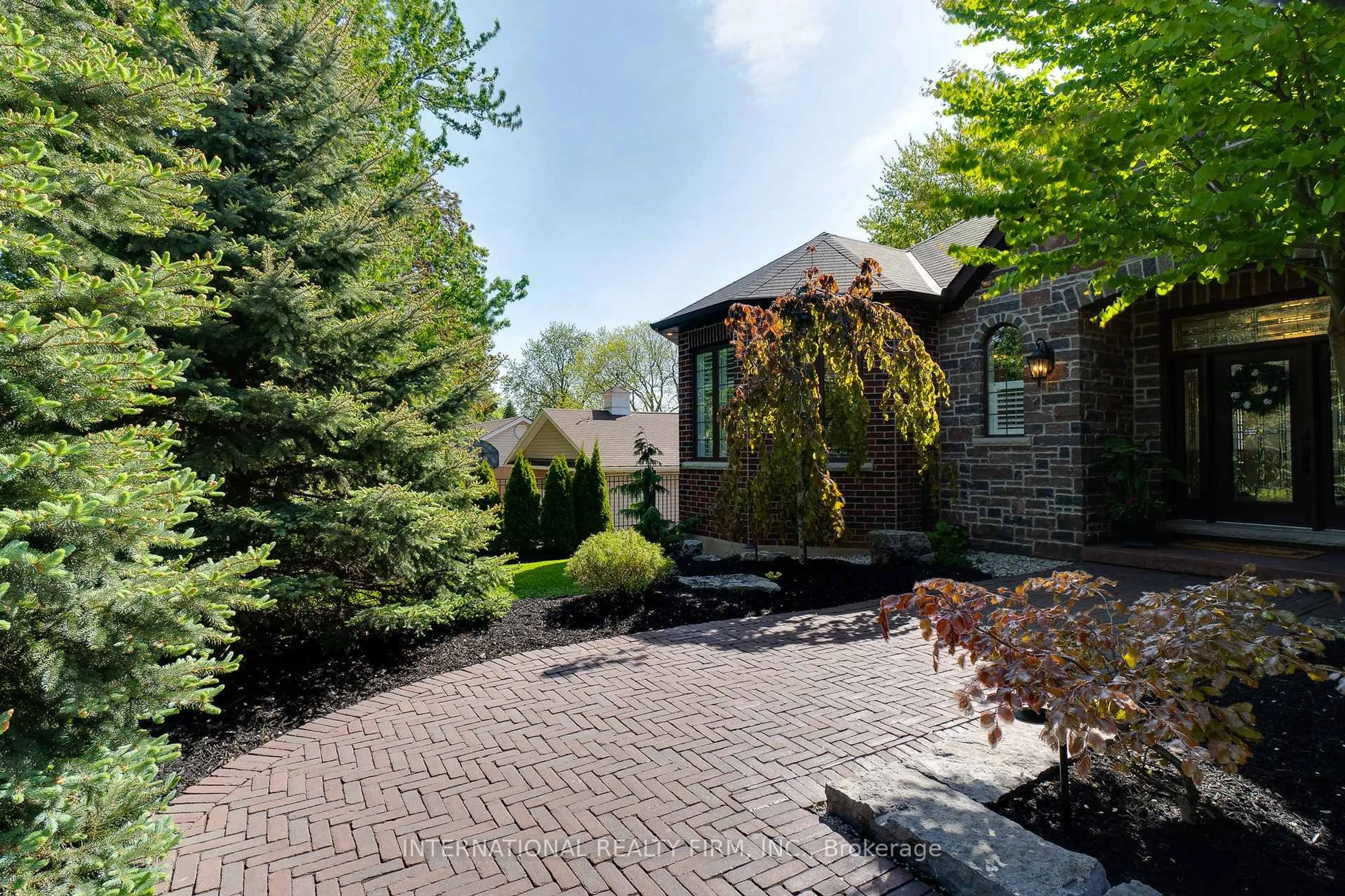Patio, street for 38 Brian Blvd, Hamilton Ontario L8B 0C7