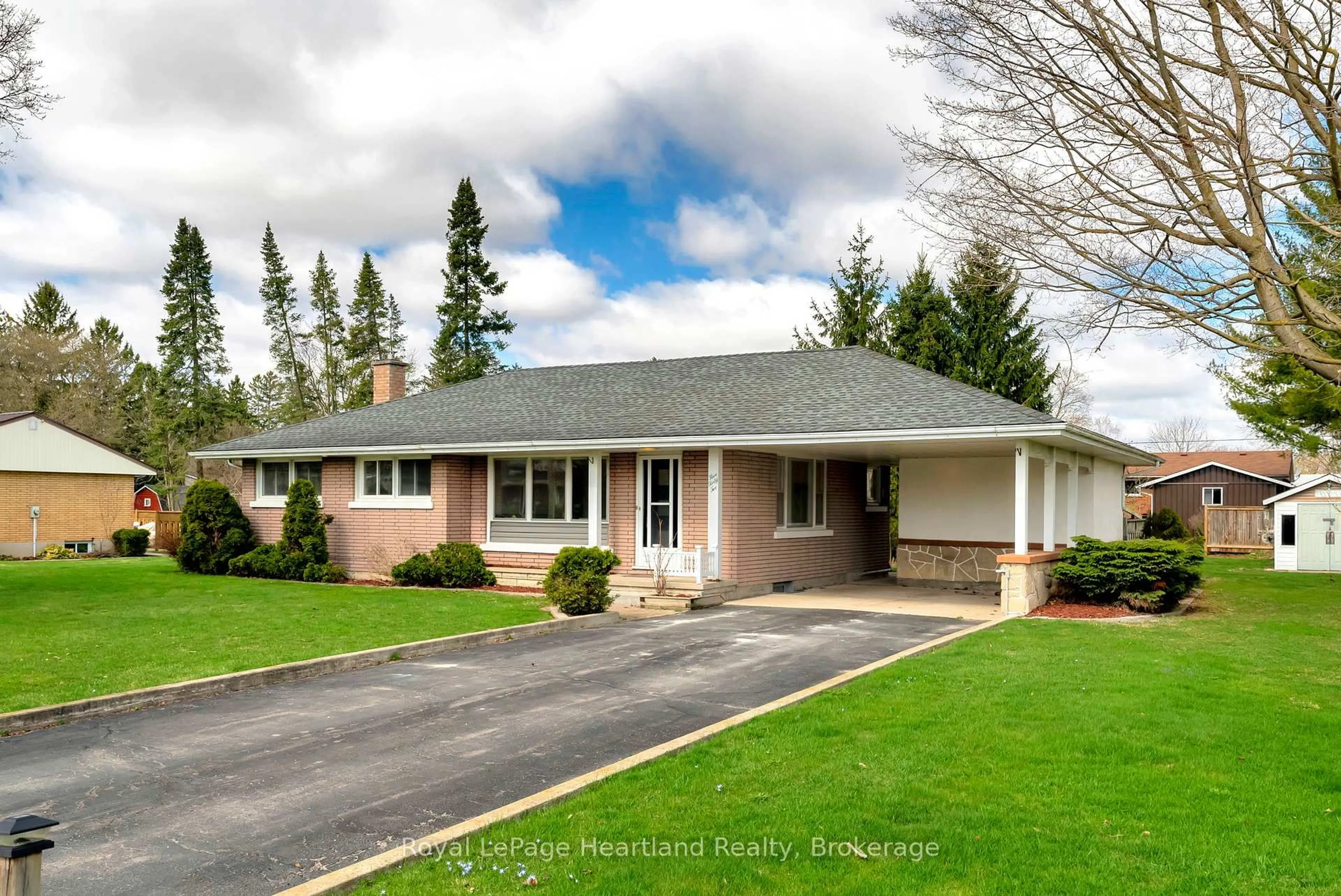 Home with vinyl exterior material, street for 542 Angus St, North Huron Ontario N0G 2W0