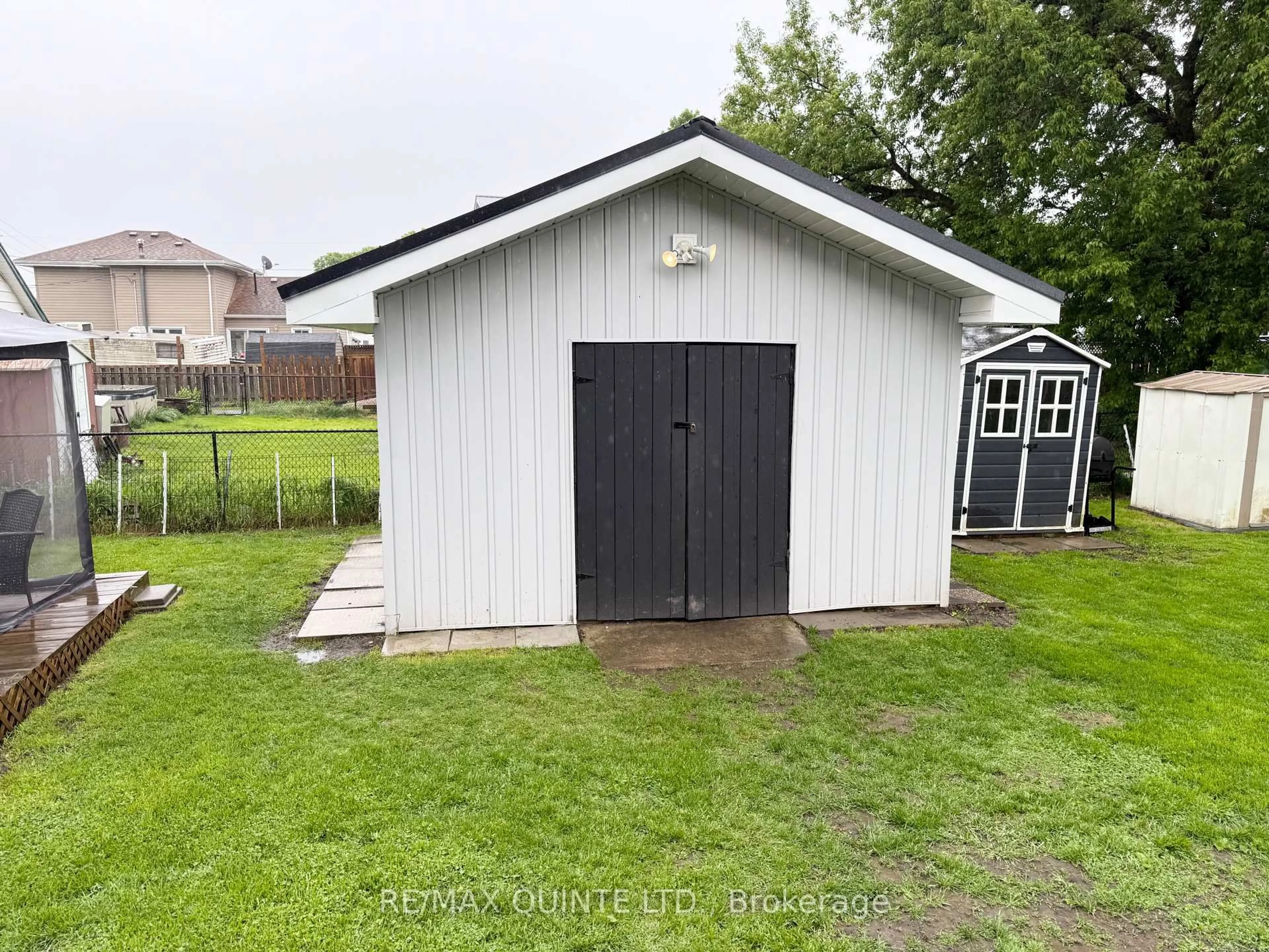 Shed for 676 Front St, Quinte West Ontario K8V 4S1