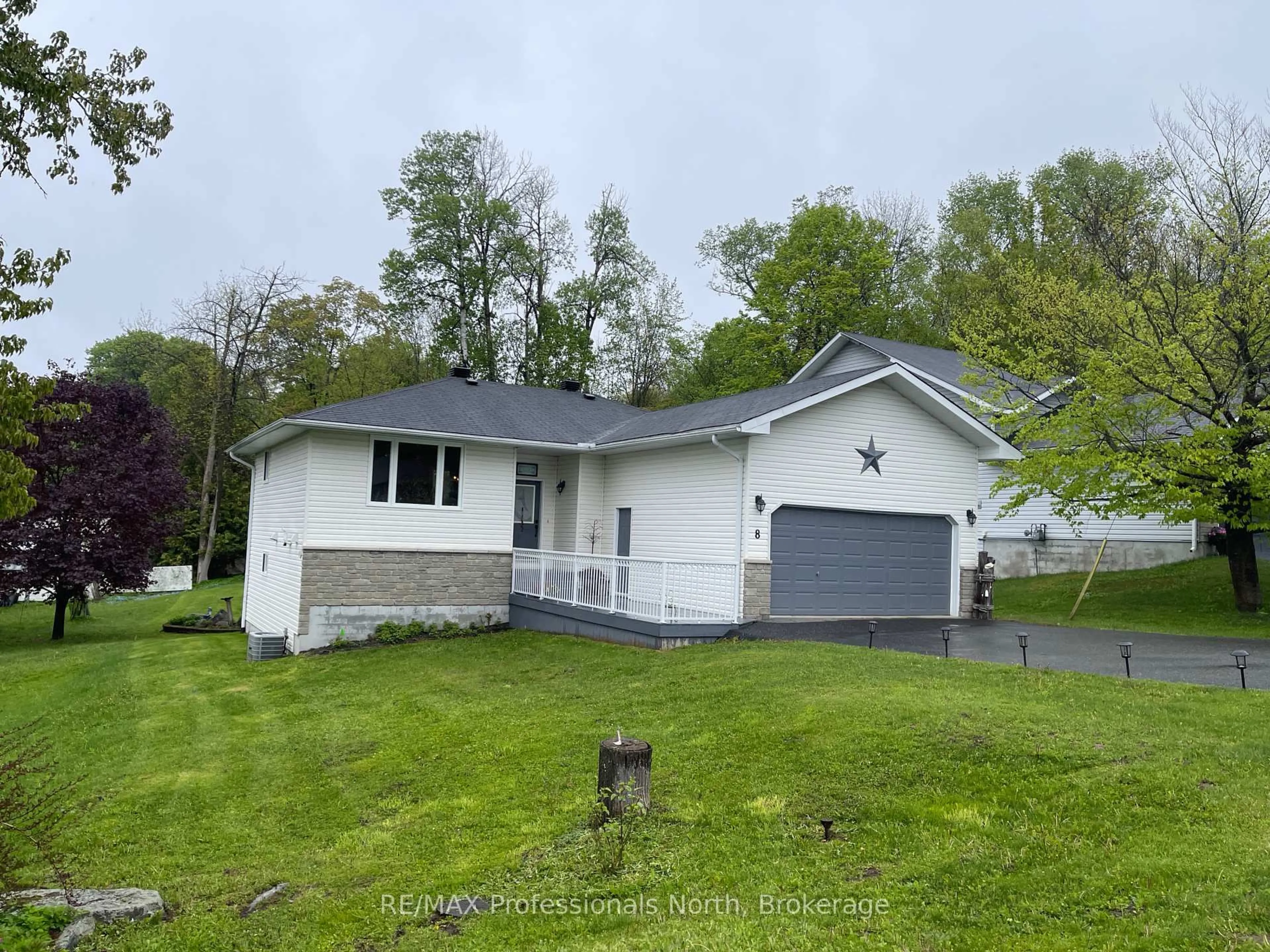 A pic from outside/outdoor area/front of a property/back of a property/a pic from drone, street for 8 Greaves Ave, Huntsville Ontario P1H 1V2