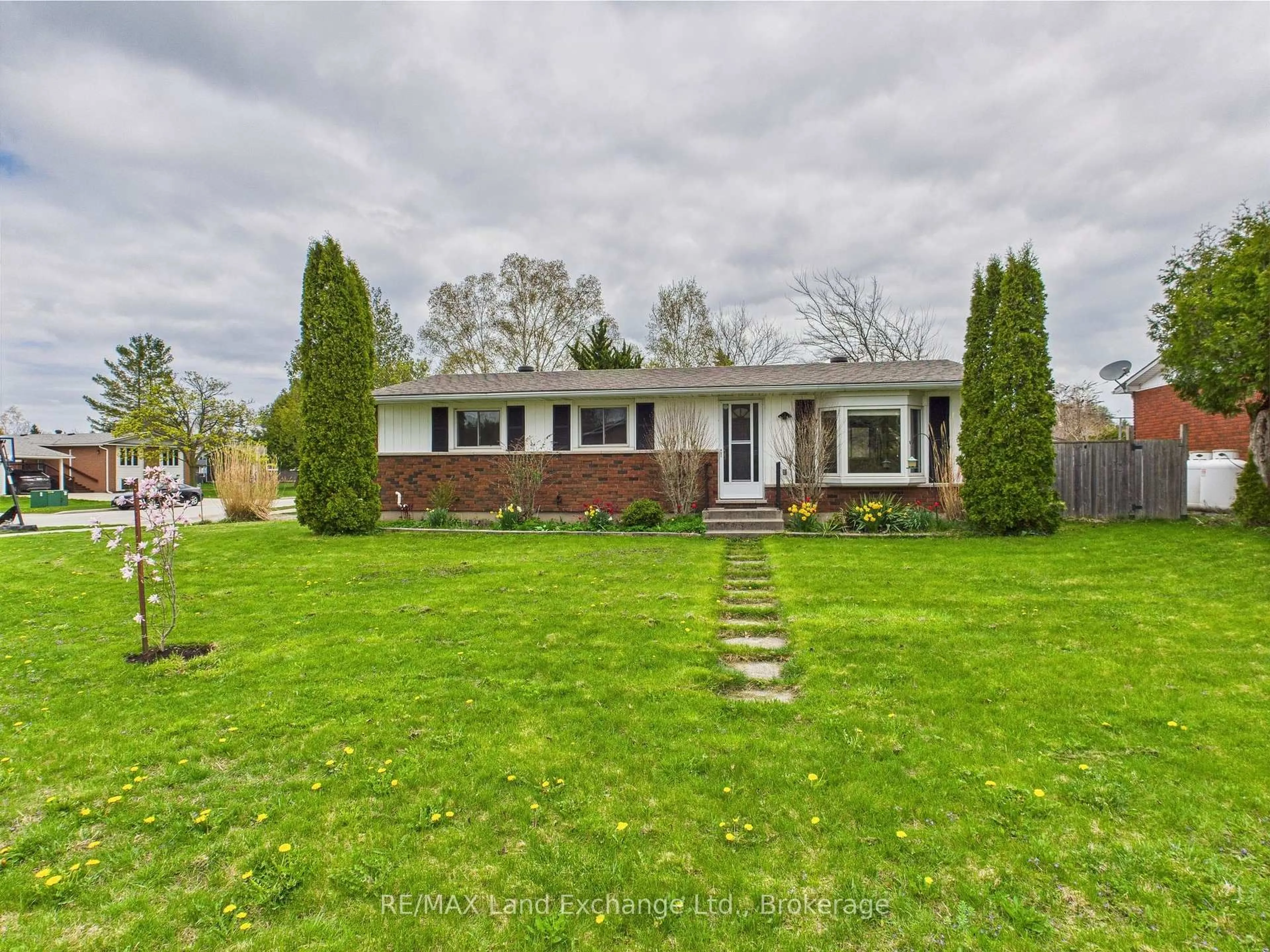 A pic from outside/outdoor area/front of a property/back of a property/a pic from drone, street for 39 Inverlyn Cres, Kincardine Ontario N2Z 1J2
