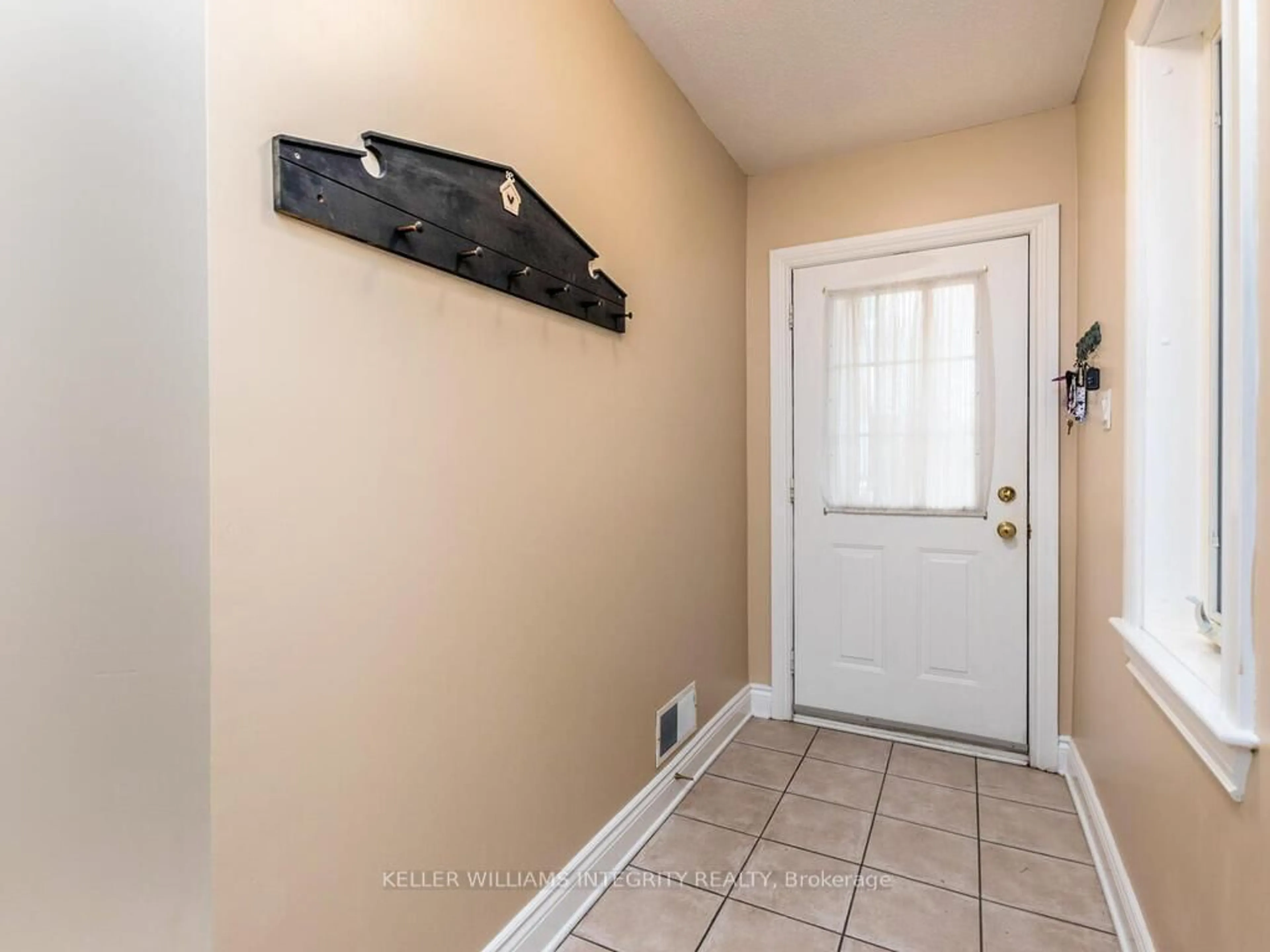 Indoor entryway for 72 Castle Glen Cres, Ottawa Ontario K2L 4H1