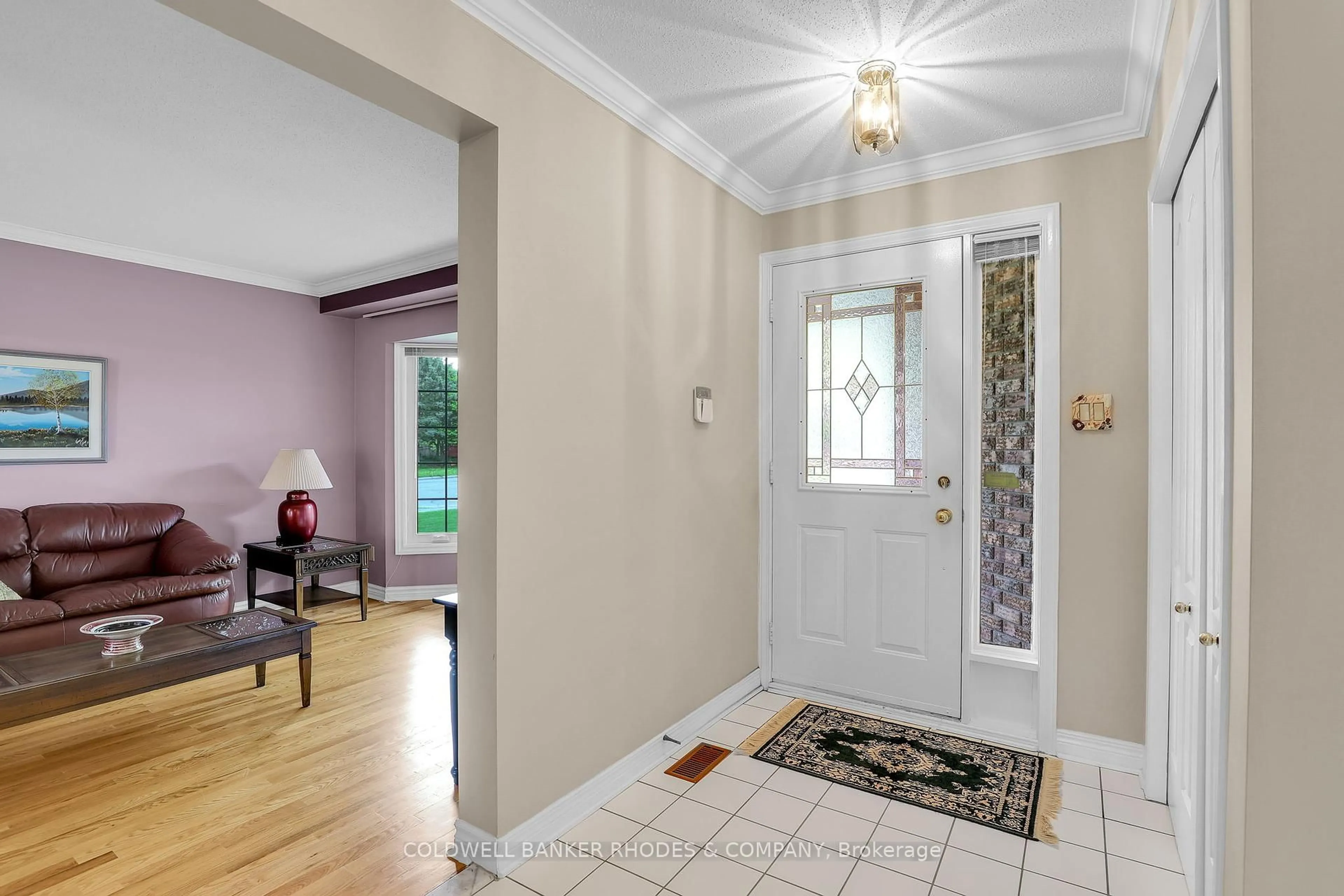 Indoor entryway for 2 Baslaw Dr, Ottawa Ontario K1G 5J8