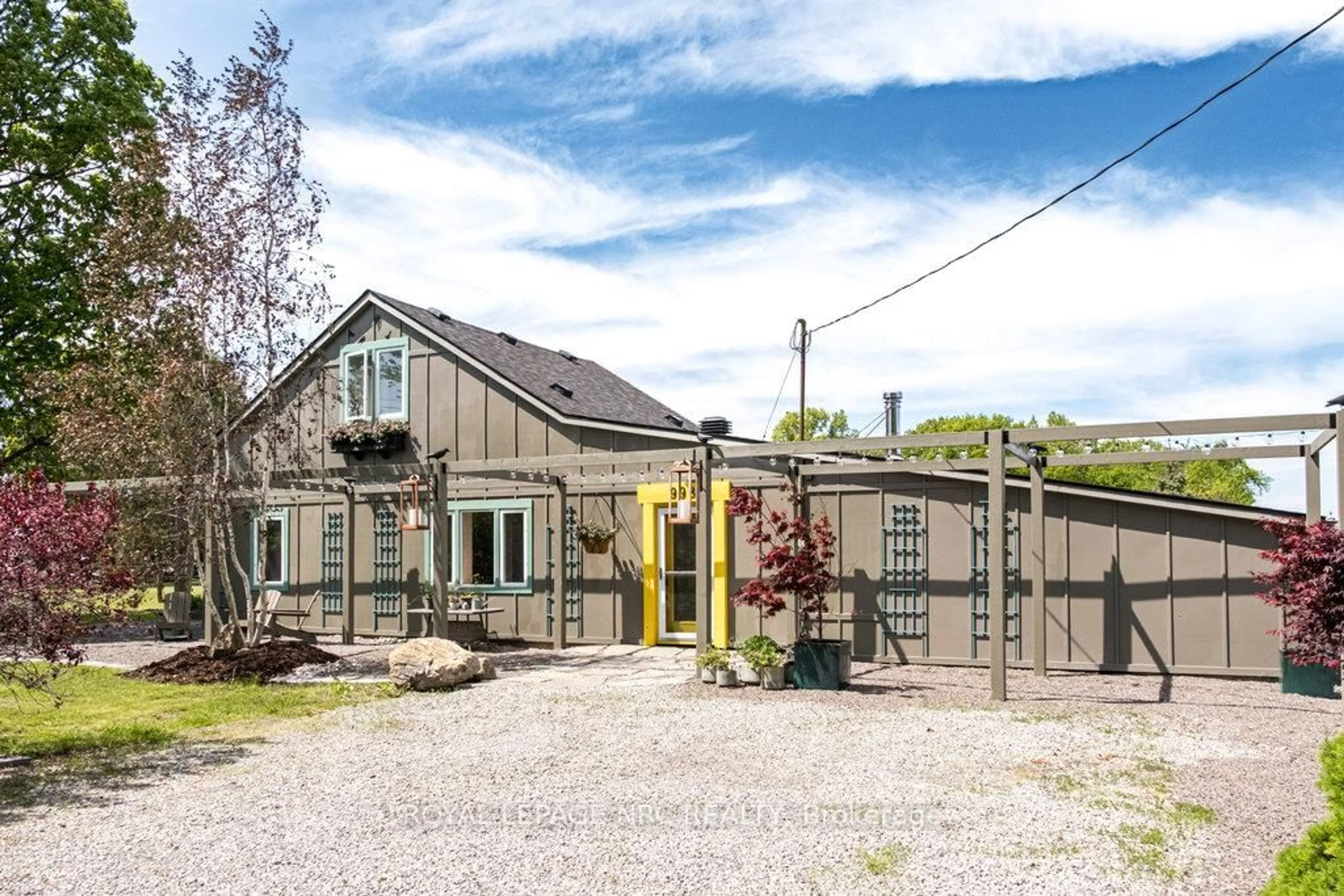A pic from outside/outdoor area/front of a property/back of a property/a pic from drone, street for 998 Ridge Rd, Welland Ontario L3B 5N7