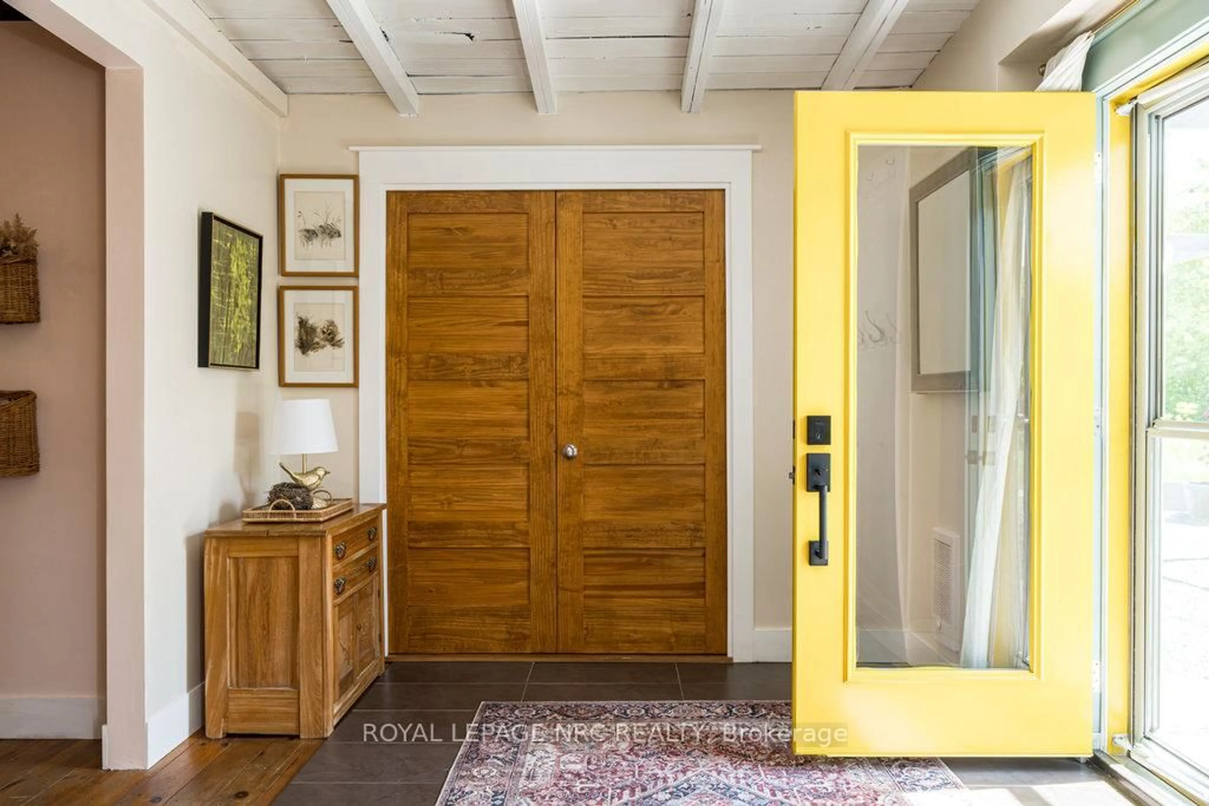 Indoor entryway for 998 Ridge Rd, Welland Ontario L3B 5N7