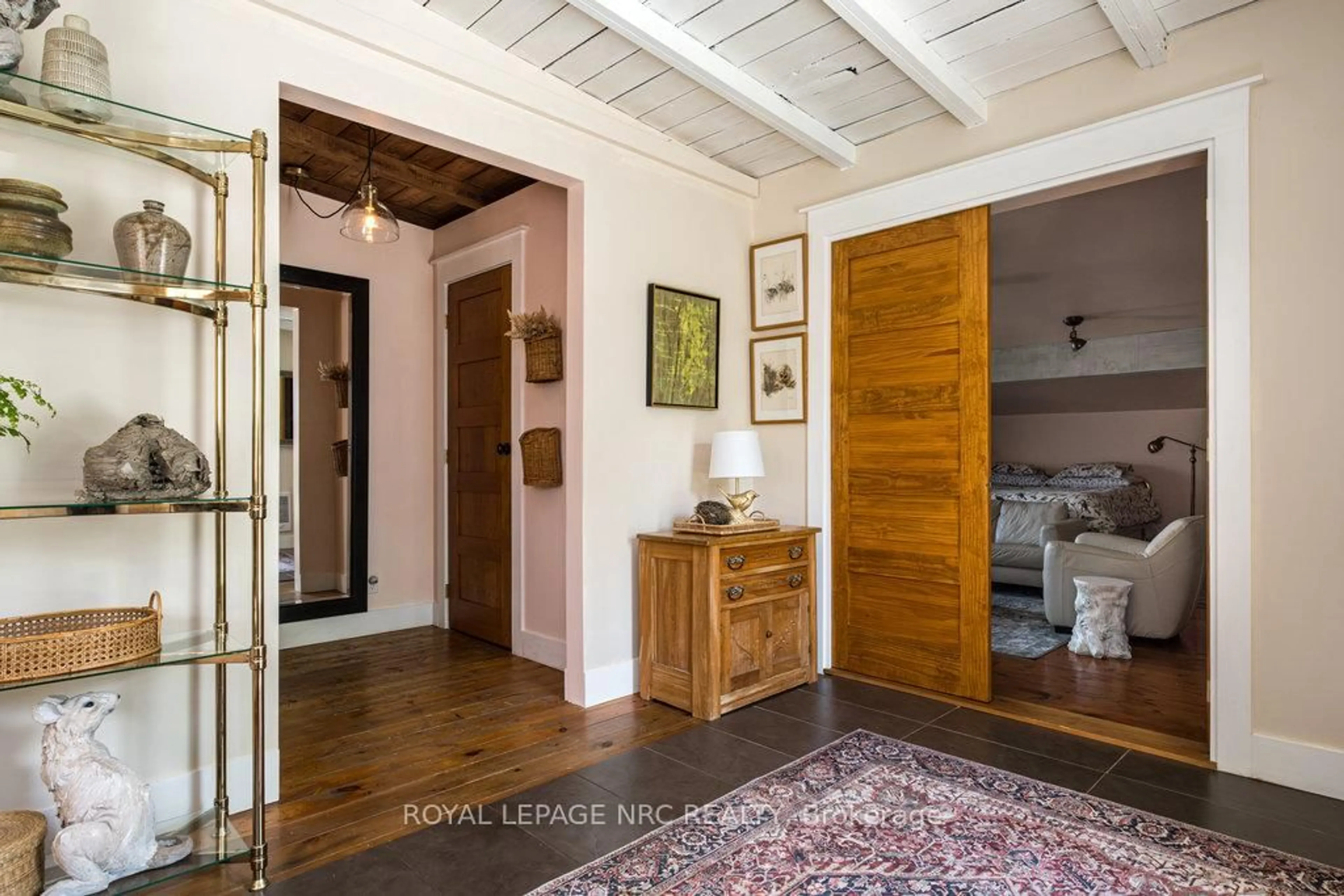 Indoor entryway for 998 Ridge Rd, Welland Ontario L3B 5N7