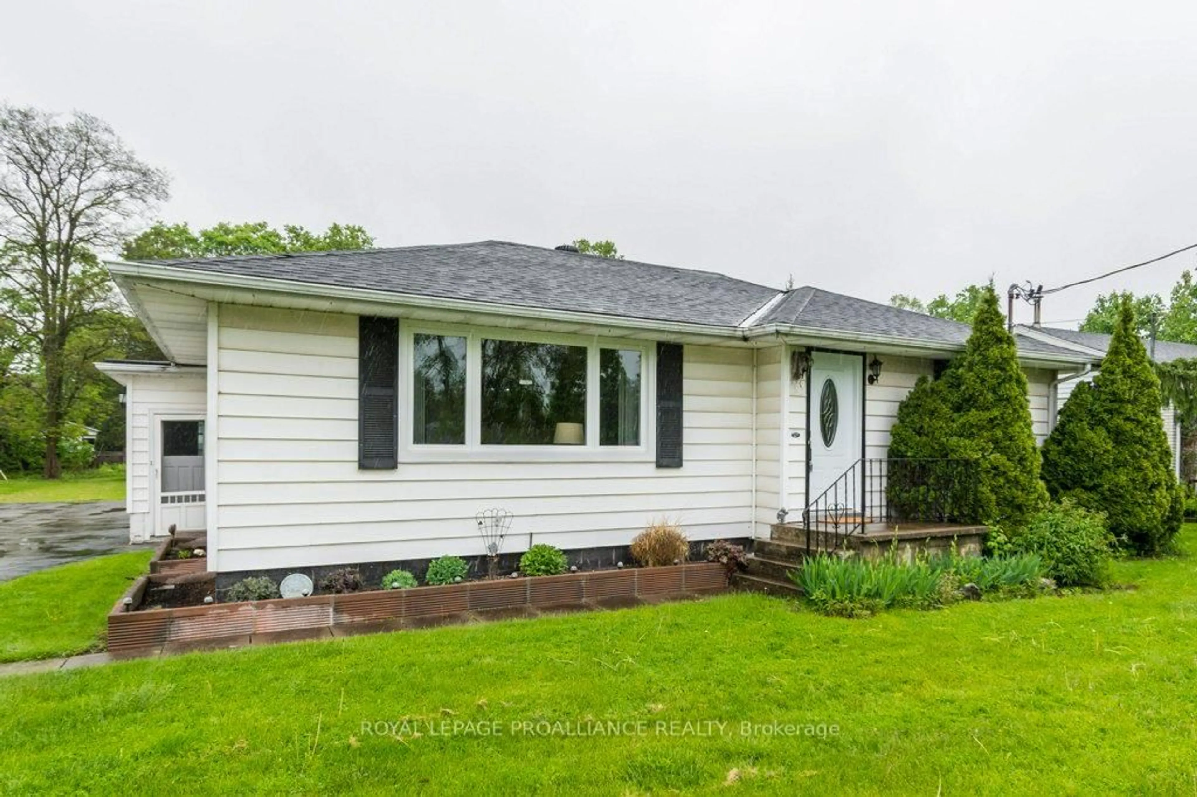 Home with vinyl exterior material, unknown for 526 Glen Miller Rd, Quinte West Ontario K8V 0B3