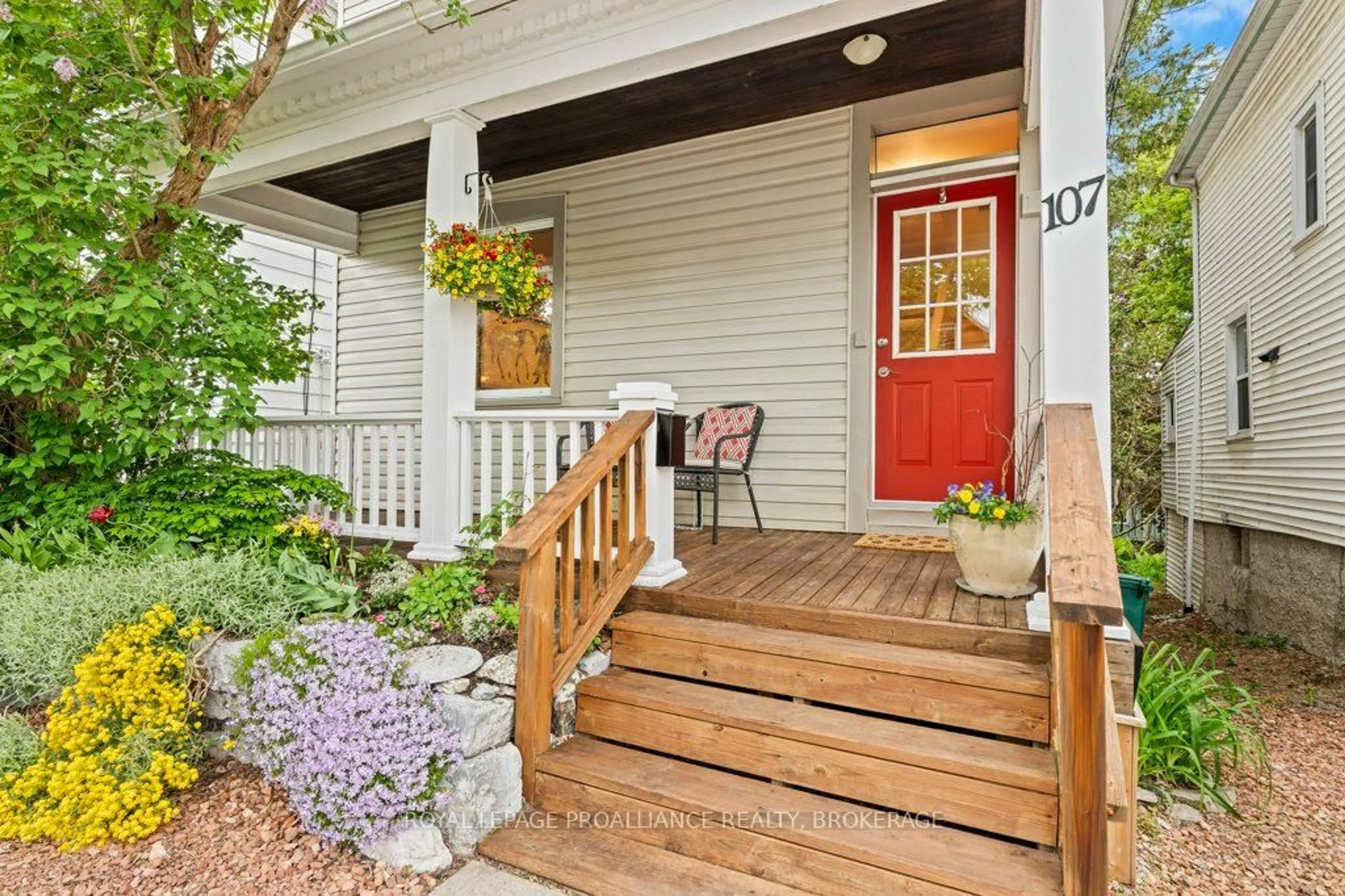Indoor entryway for 107 Raglan Rd, Kingston Ontario K7K 1K7