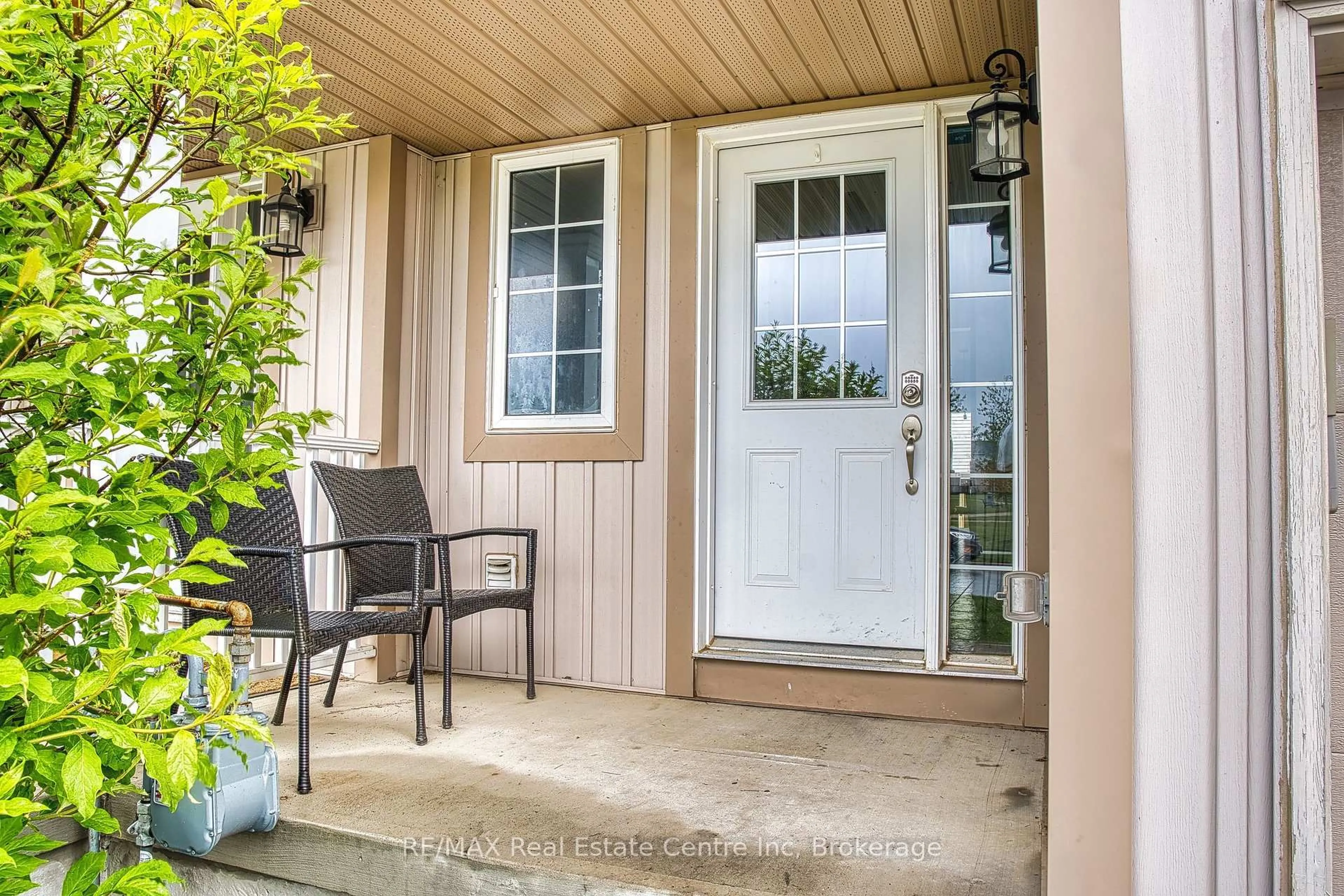 Indoor entryway for 14 Sadler St, Centre Wellington Ontario N1M 0E2