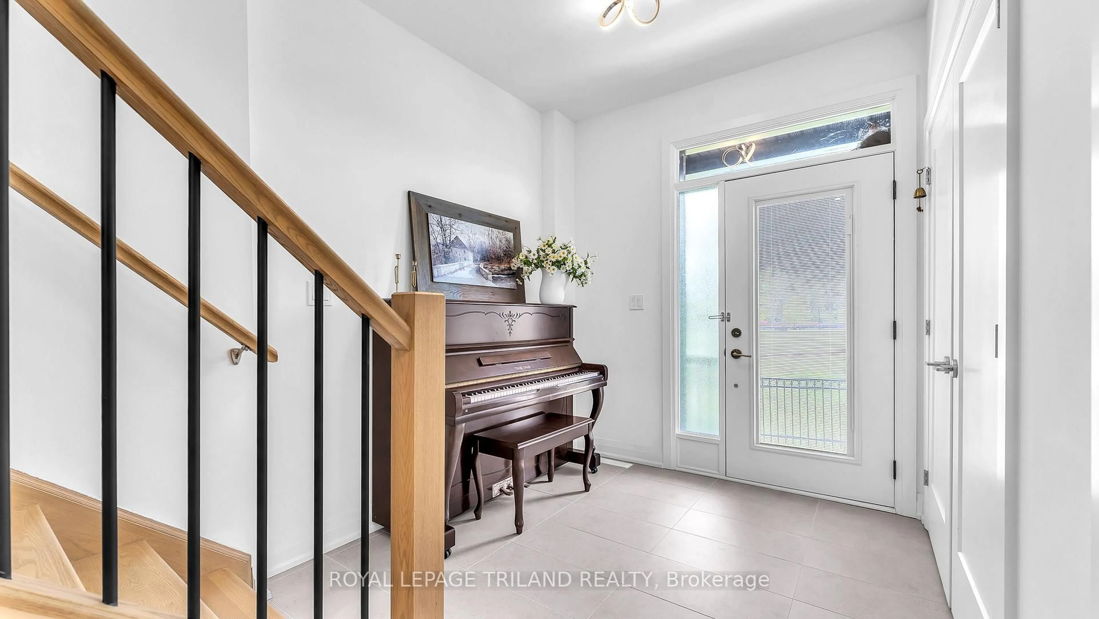 Indoor entryway for 231 Callaway Rd #16, London North Ontario N6G 0M3