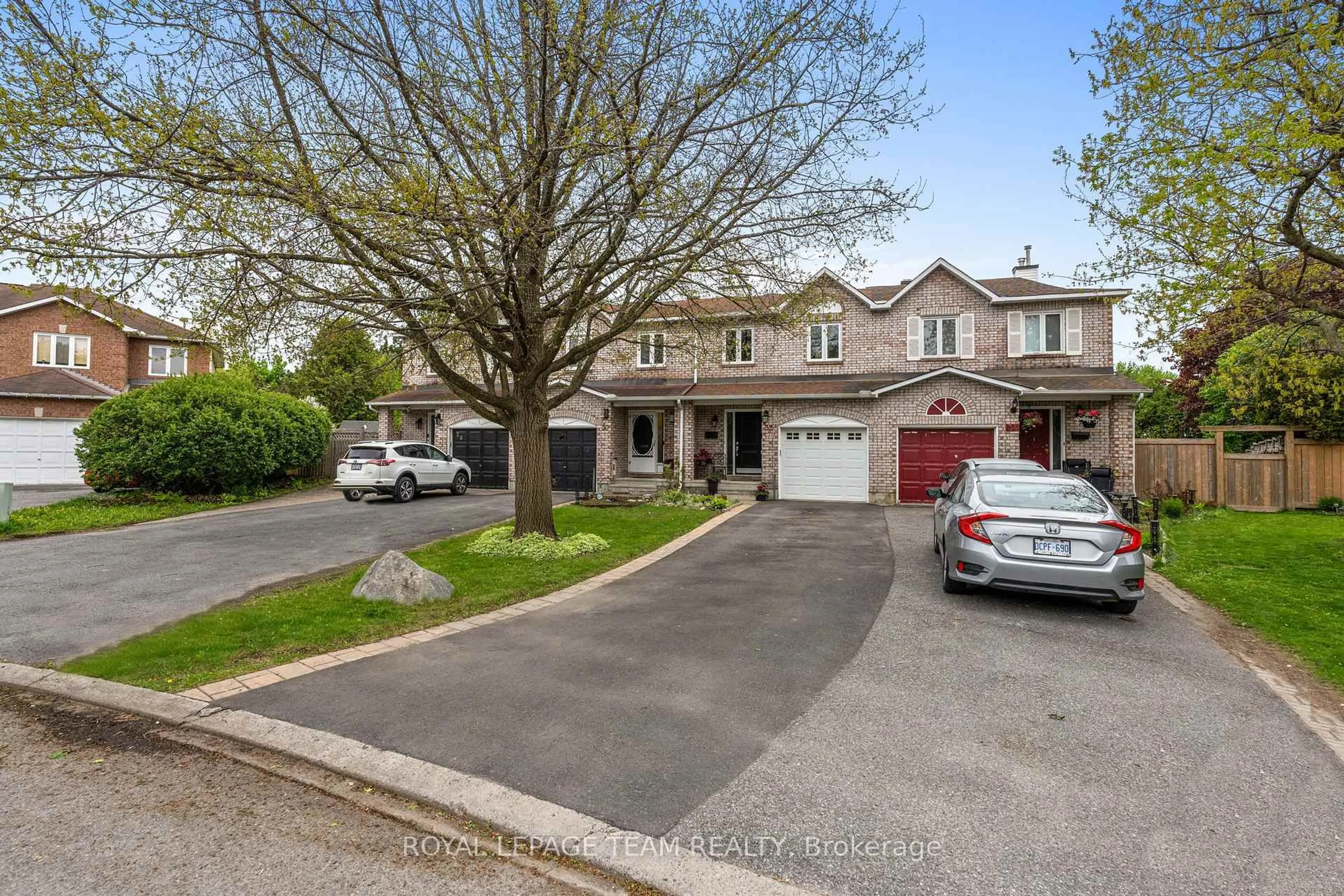 A pic from outside/outdoor area/front of a property/back of a property/a pic from drone, street for 32 Whitegate Cres, Ottawa Ontario K2J 4B6