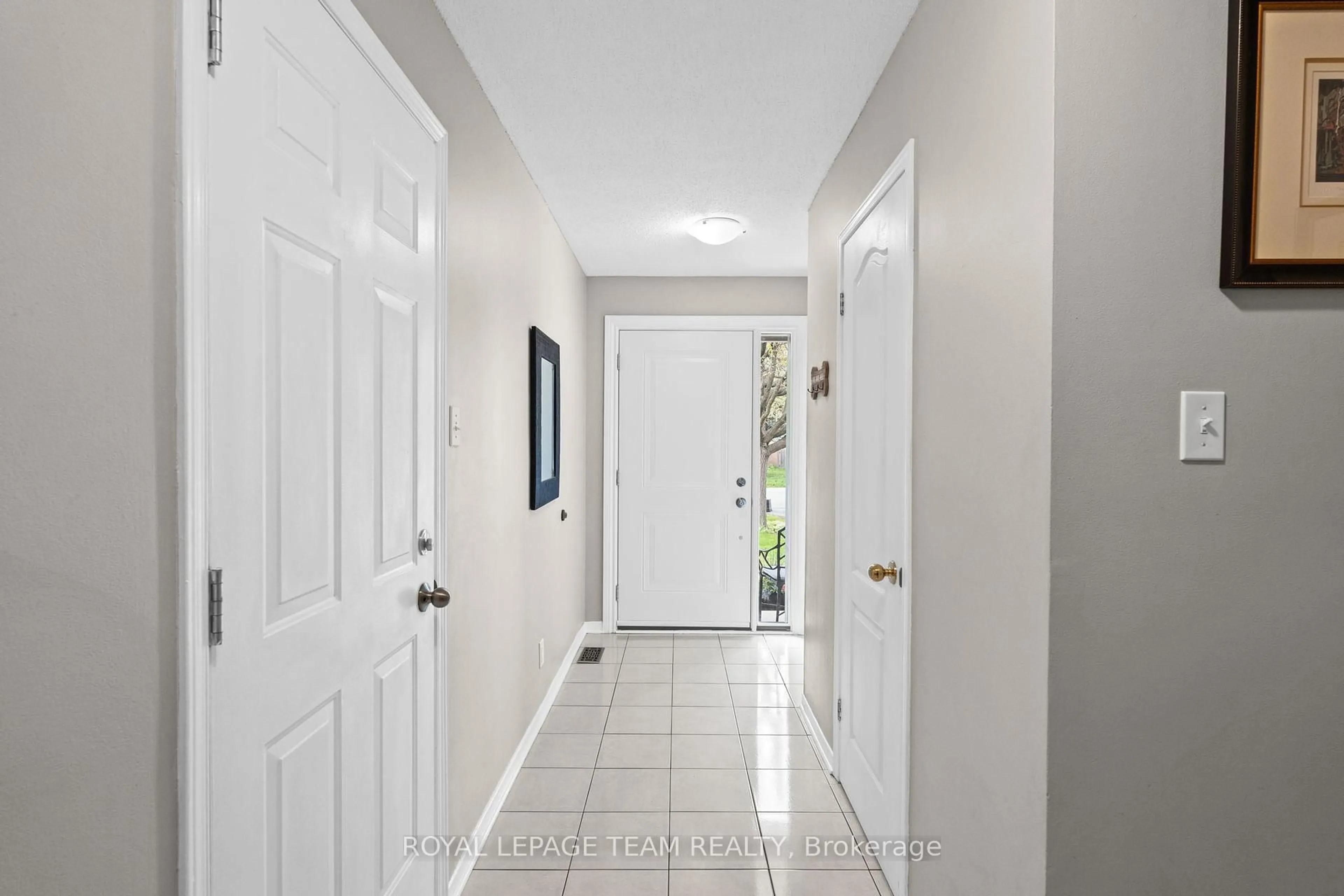 Indoor entryway for 32 Whitegate Cres, Ottawa Ontario K2J 4B6