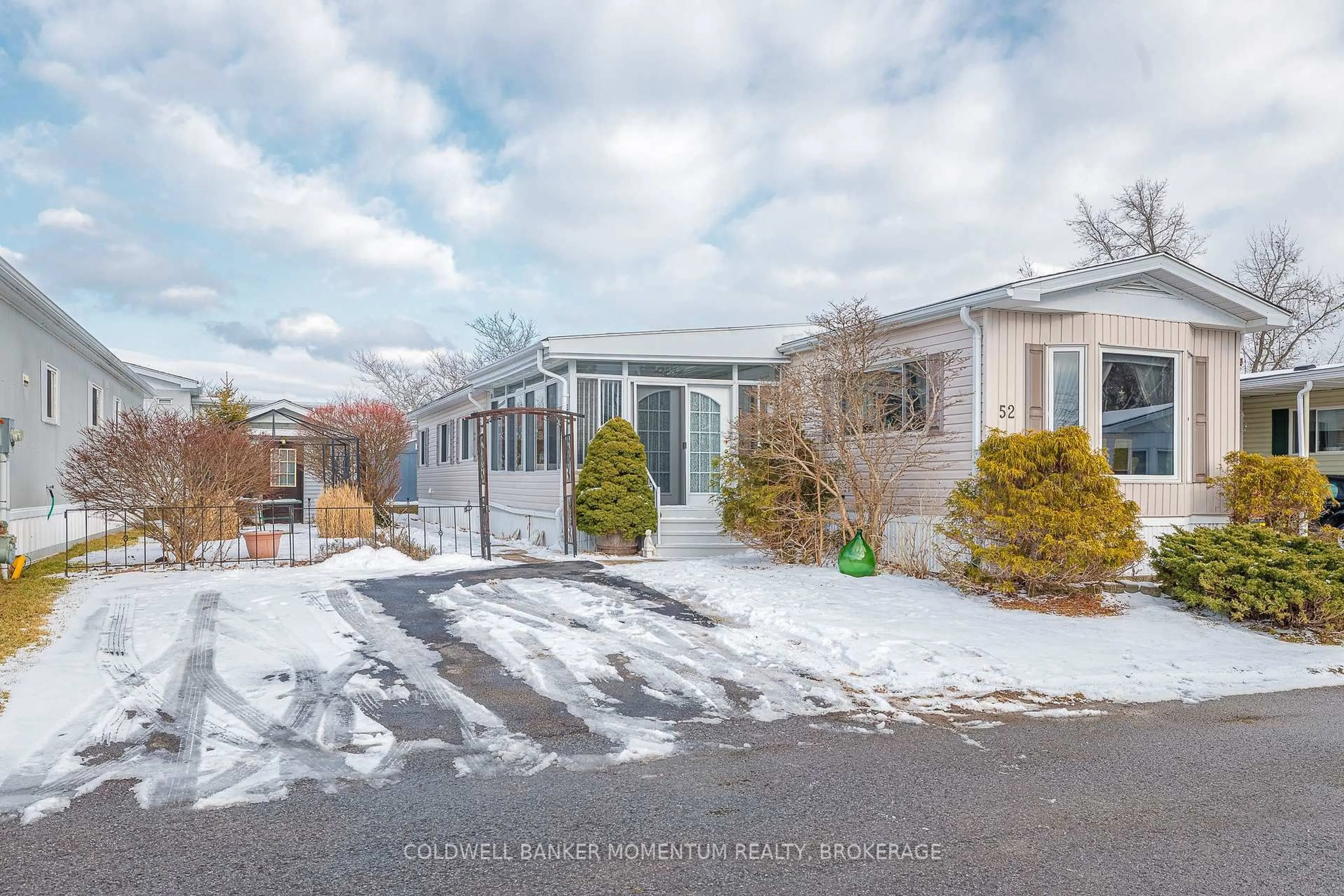 A pic from outside/outdoor area/front of a property/back of a property/a pic from drone, street for 3033 Townline Rd #52, Fort Erie Ontario L0R 1S0