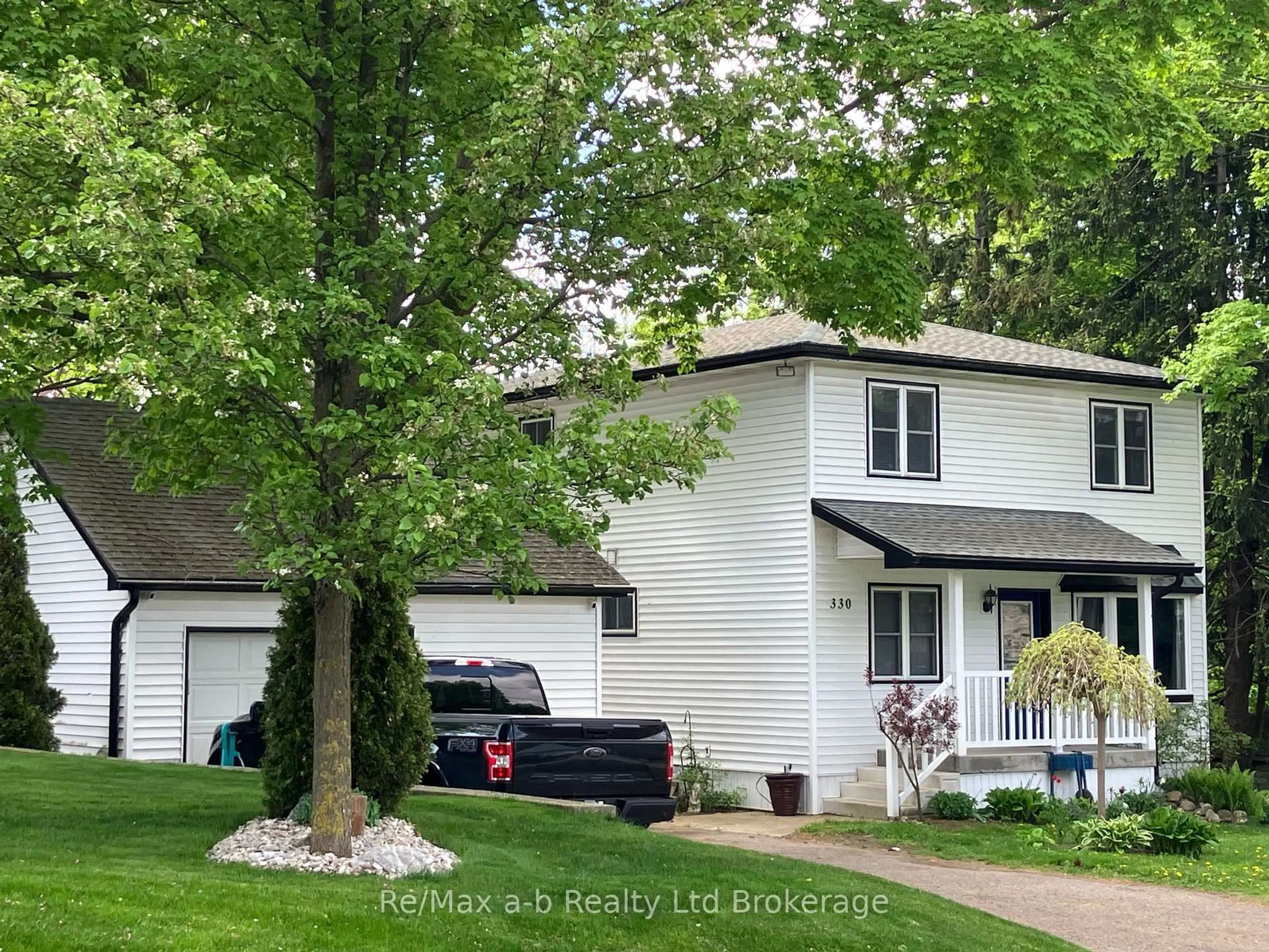 Home with vinyl exterior material, street for 330 Spencer St, Woodstock Ontario N4S 2H3