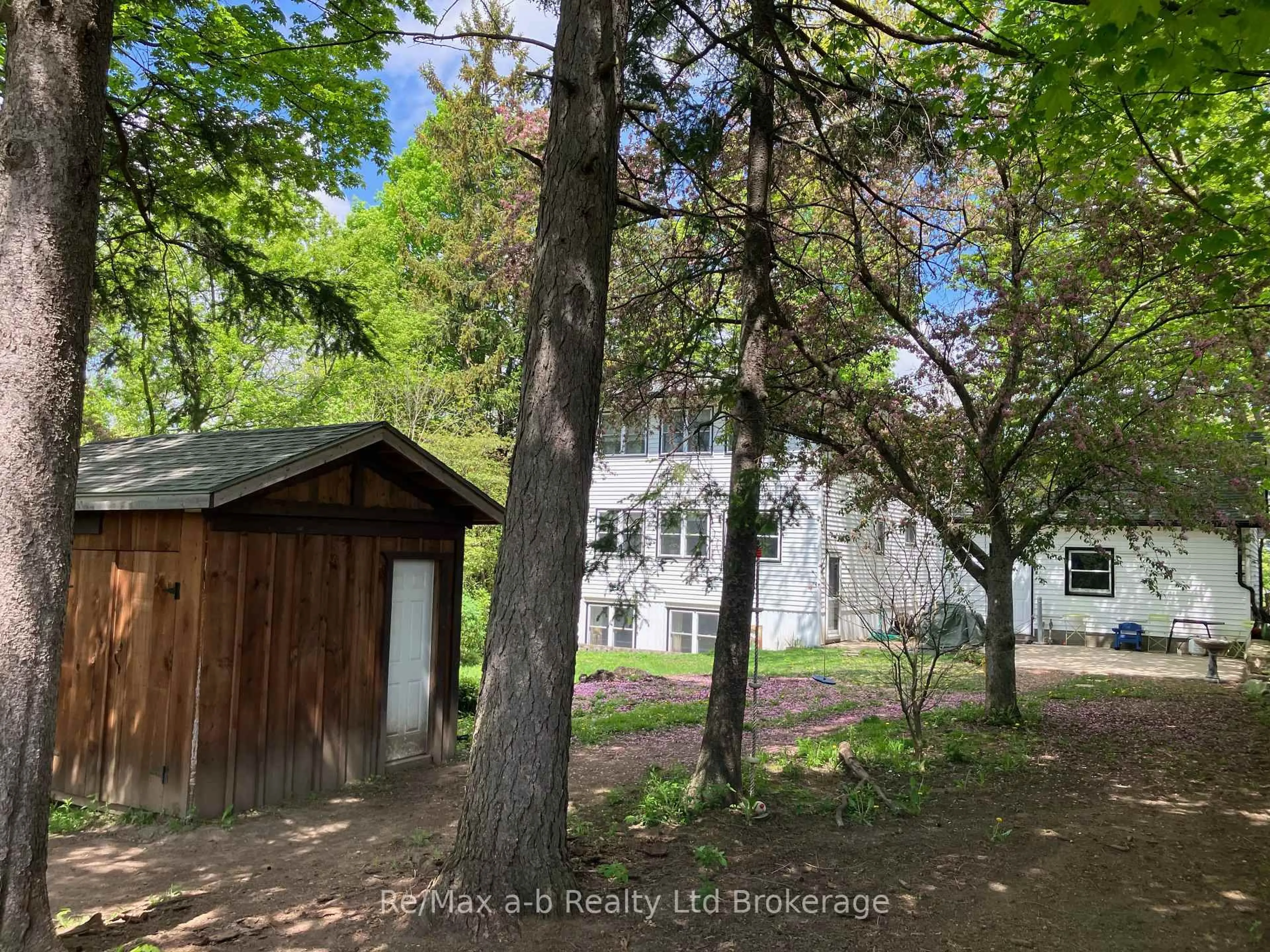 A pic from outside/outdoor area/front of a property/back of a property/a pic from drone, forest/trees view for 330 Spencer St, Woodstock Ontario N4S 2H3