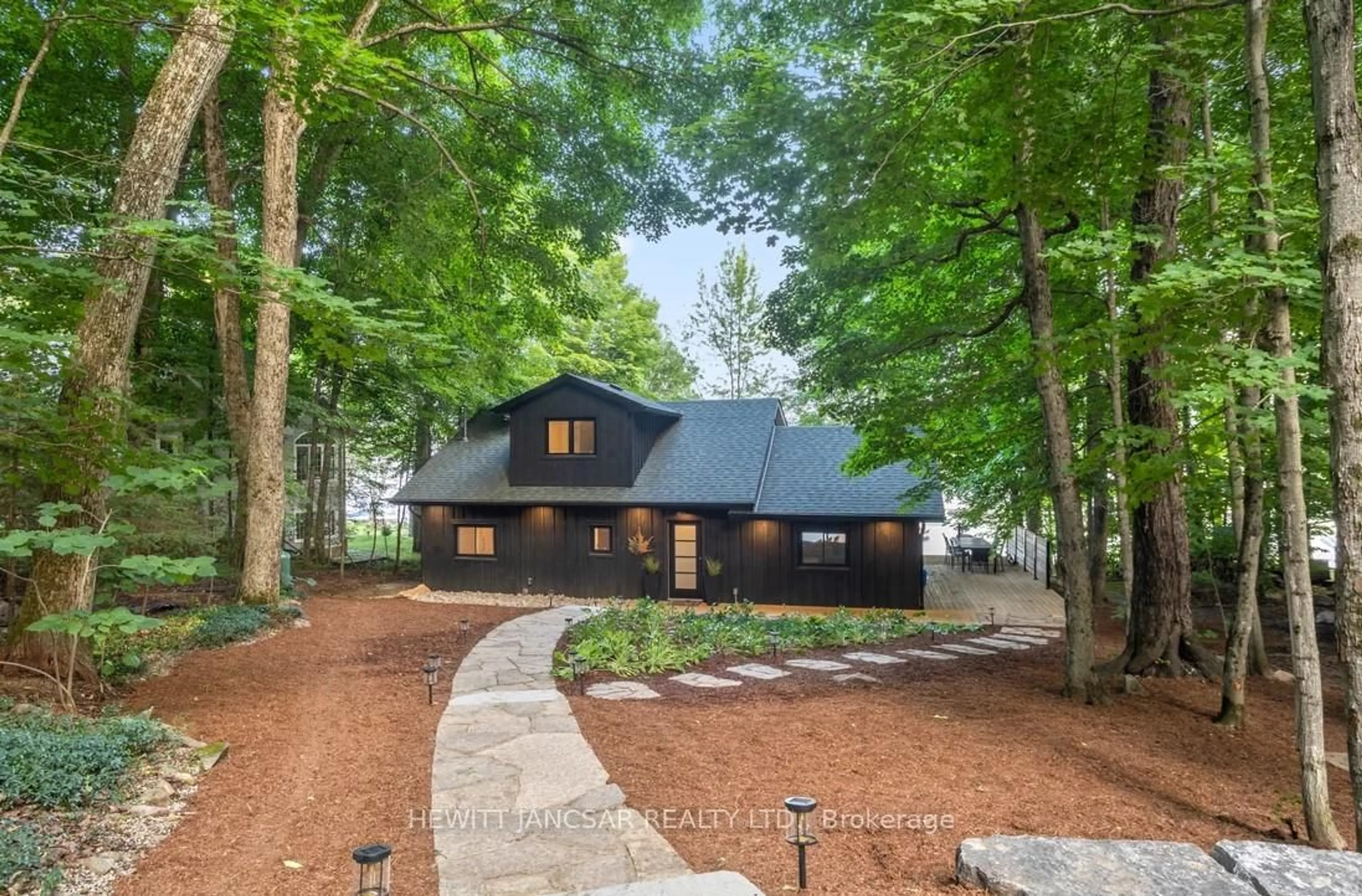 Home with brick exterior material, unknown for 1140 Foxpoint Sdrd, Bracebridge Ontario P1L 1X1