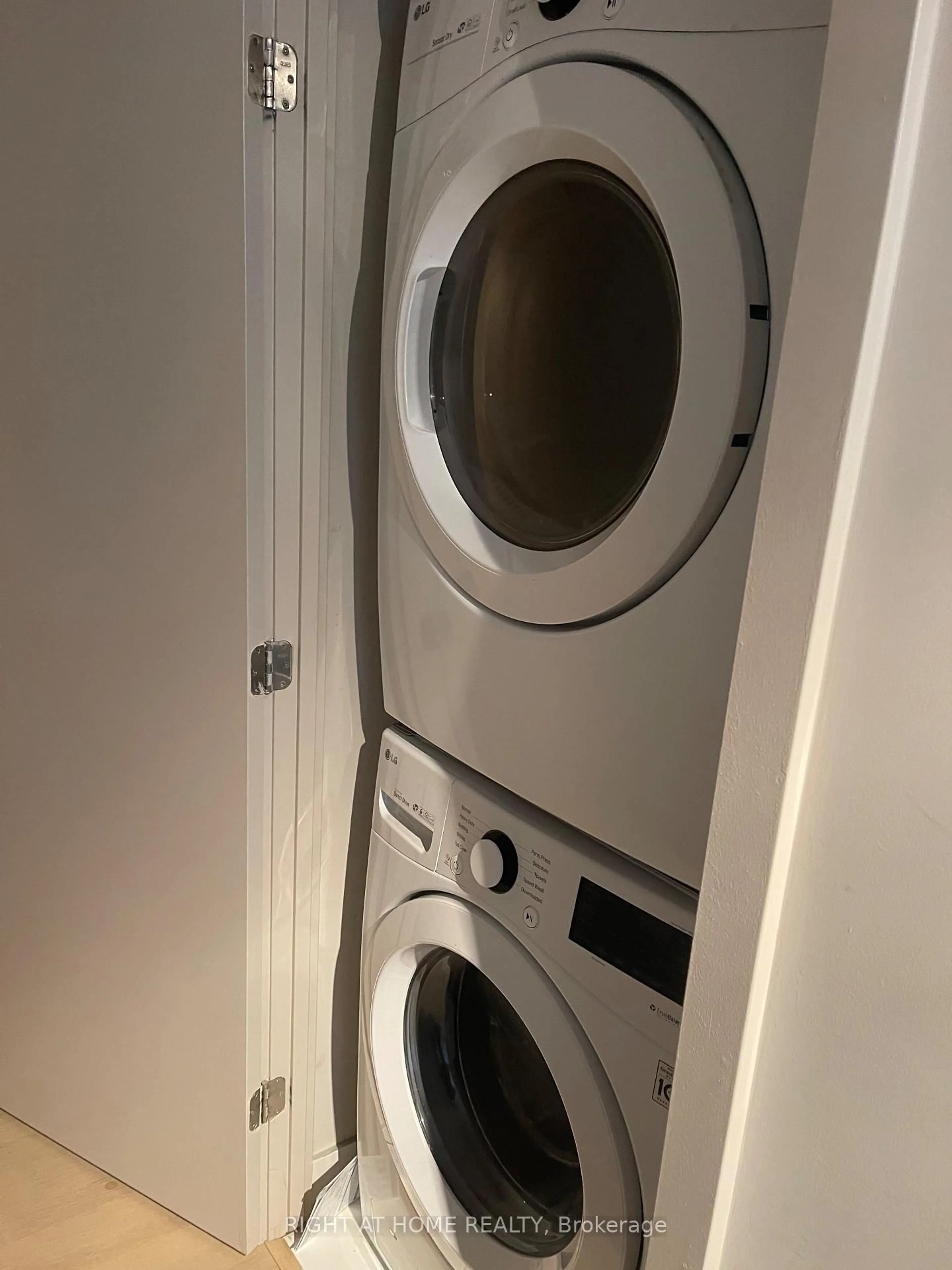 Laundry room for 203 Catherine St #310, Ottawa Ontario K2P 1J5