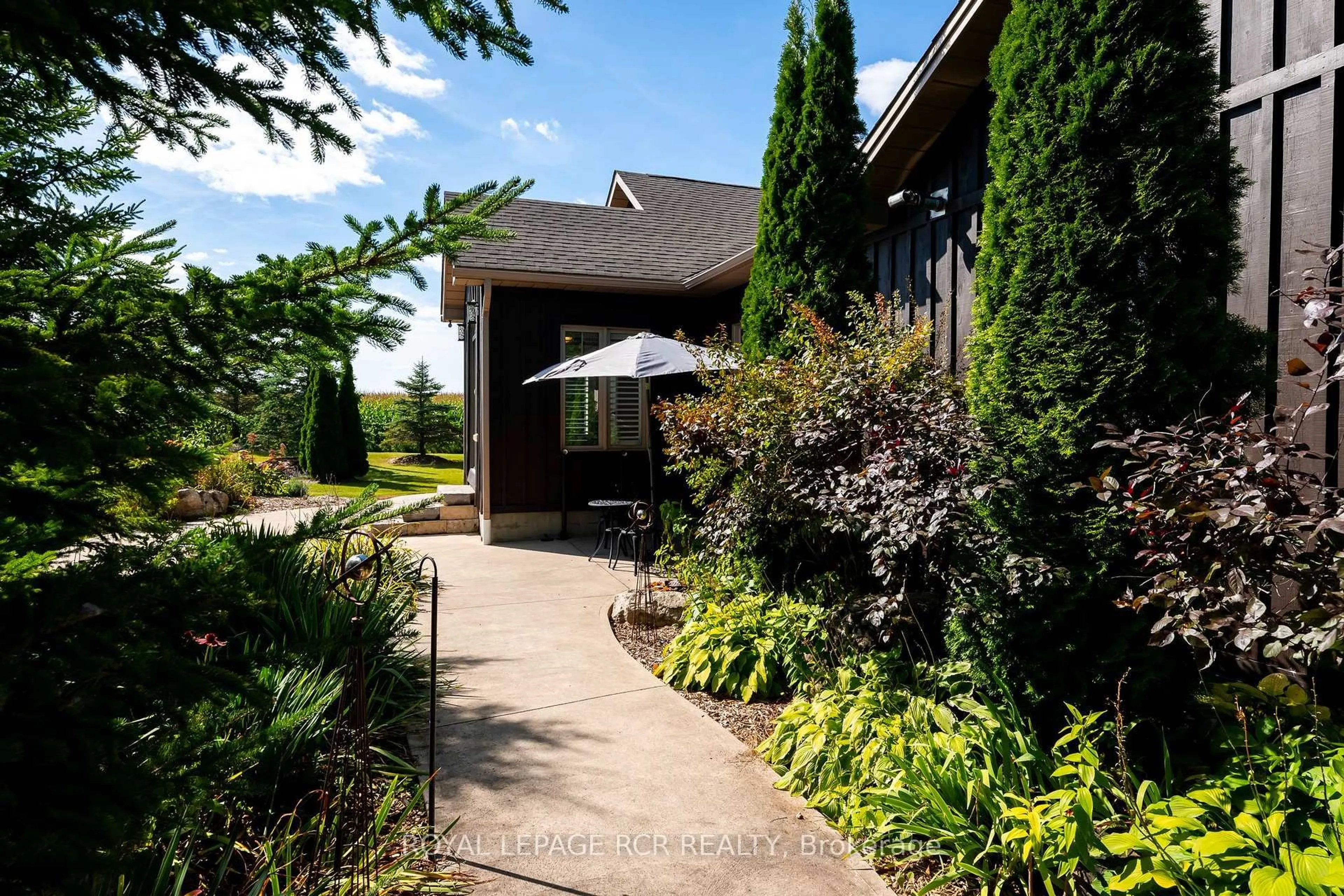 Patio, street for 676600 Centre Rd, Mulmur Ontario L9V 0E1