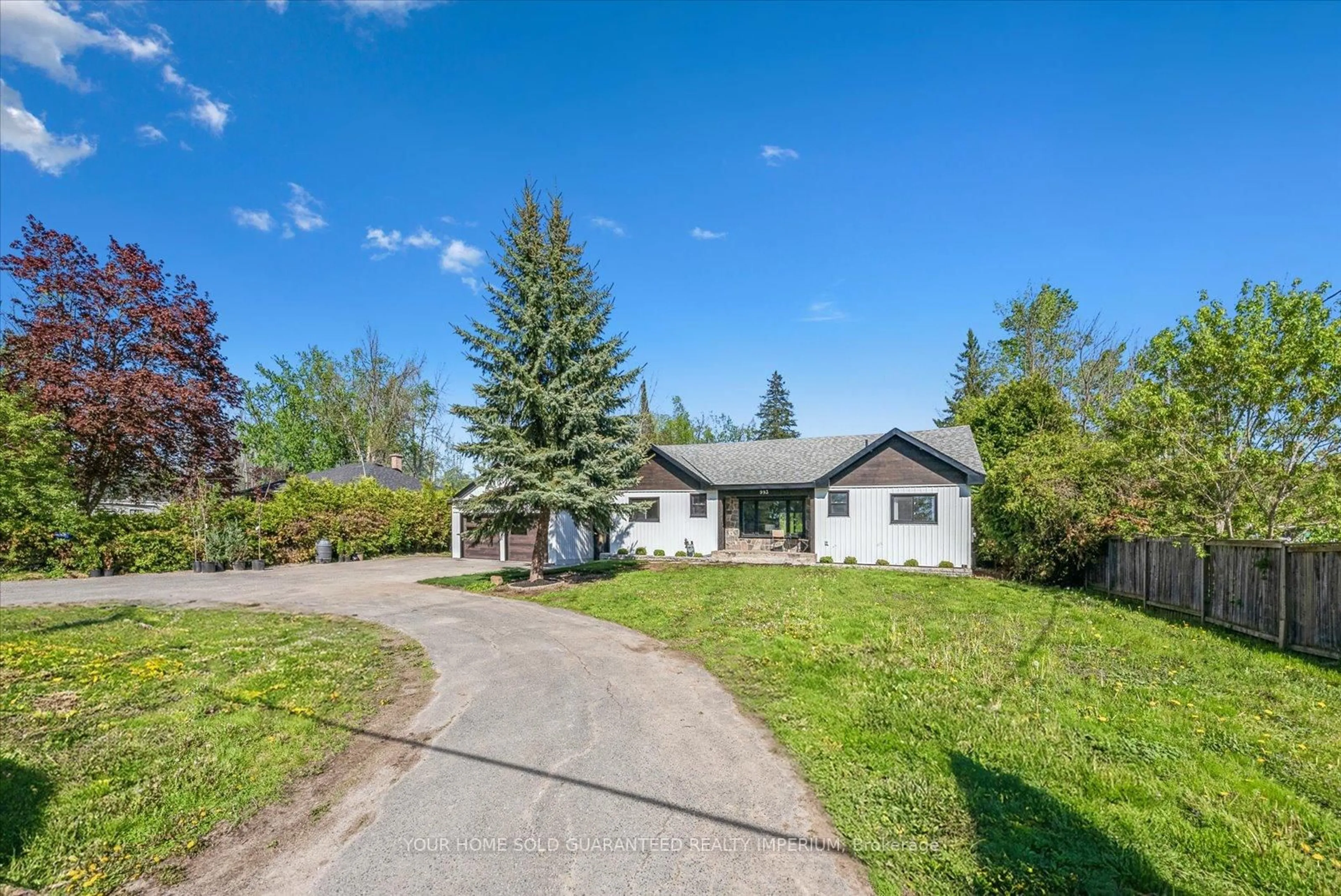 A pic from outside/outdoor area/front of a property/back of a property/a pic from drone, street for 993 Ward St, Selwyn Ontario K0L 1H0