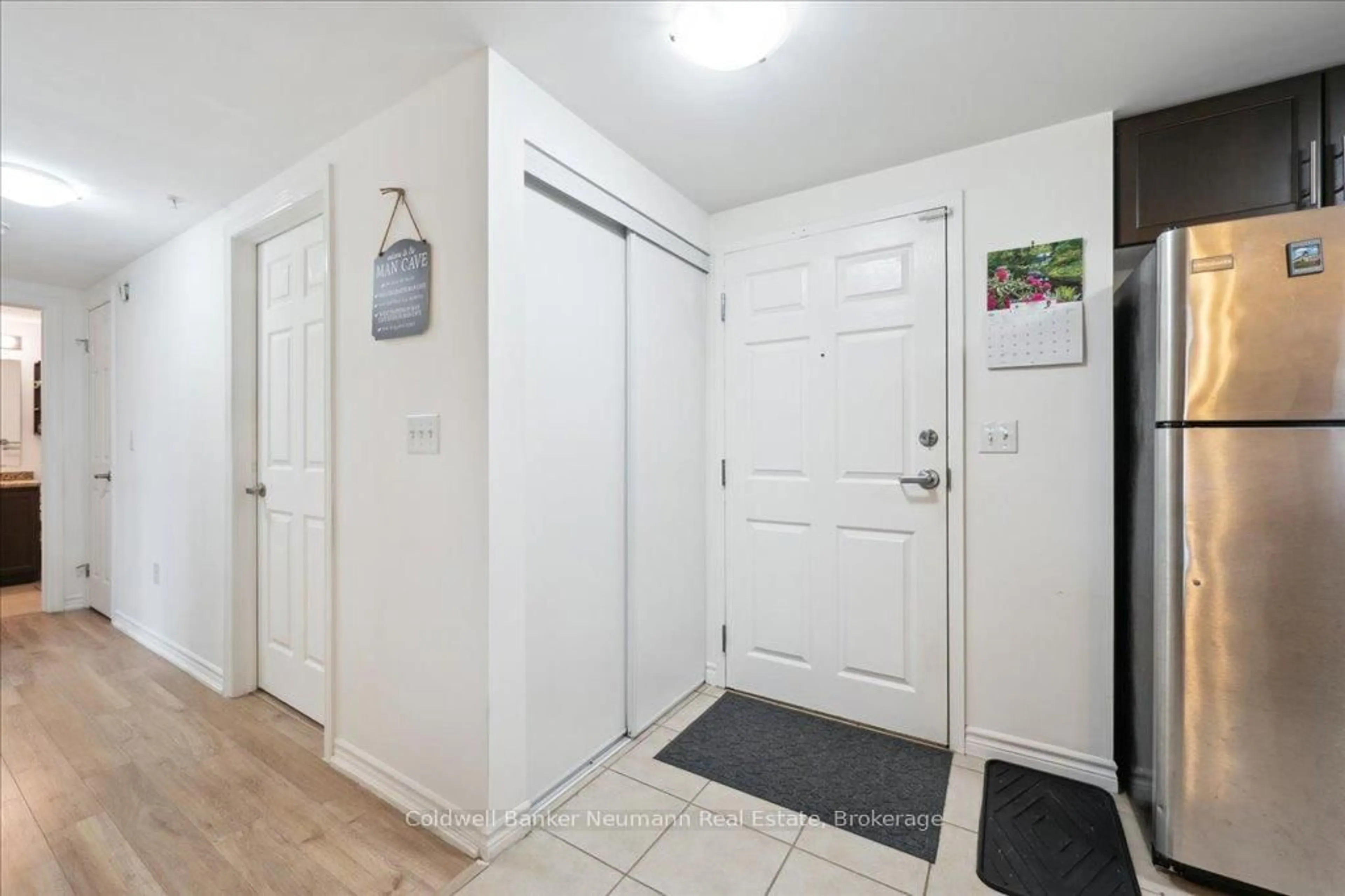 Indoor entryway for 45 Kingsbury Sq #213, Guelph Ontario N1L 0L2