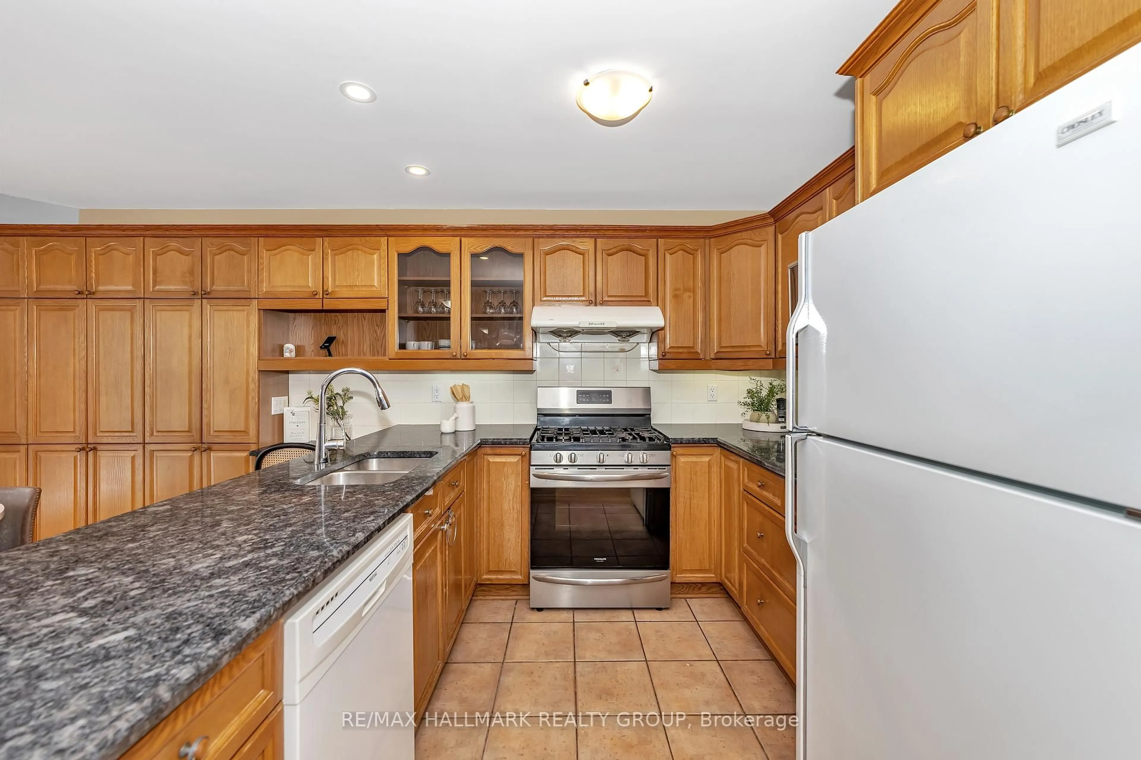 Standard kitchen, ceramic/tile floor for 63 NEWBOROUGH Cres, Ottawa Ontario K2G 6A5