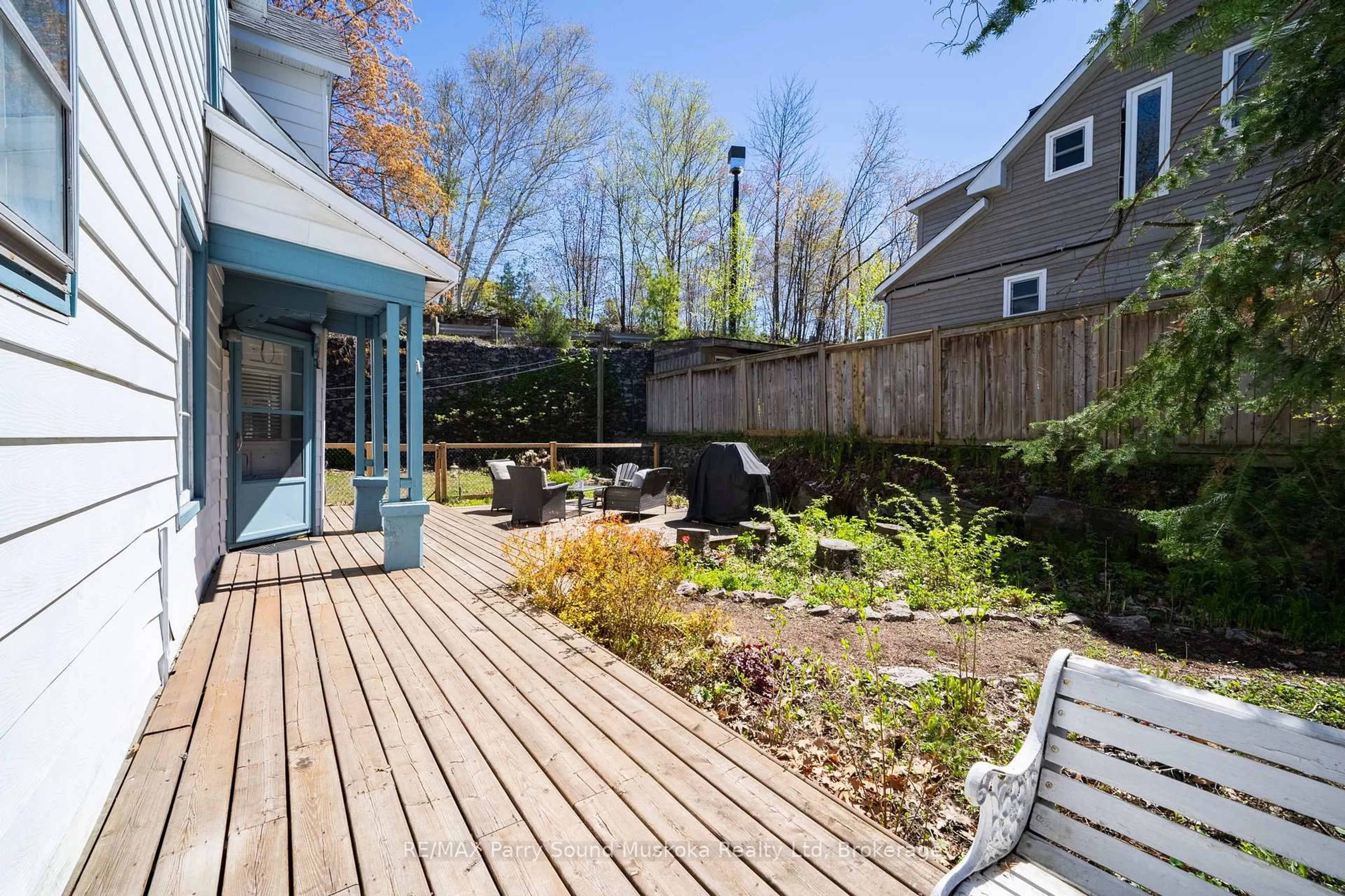 Patio, street for 17 Waubeek St, Parry Sound Ontario P2A 1B8