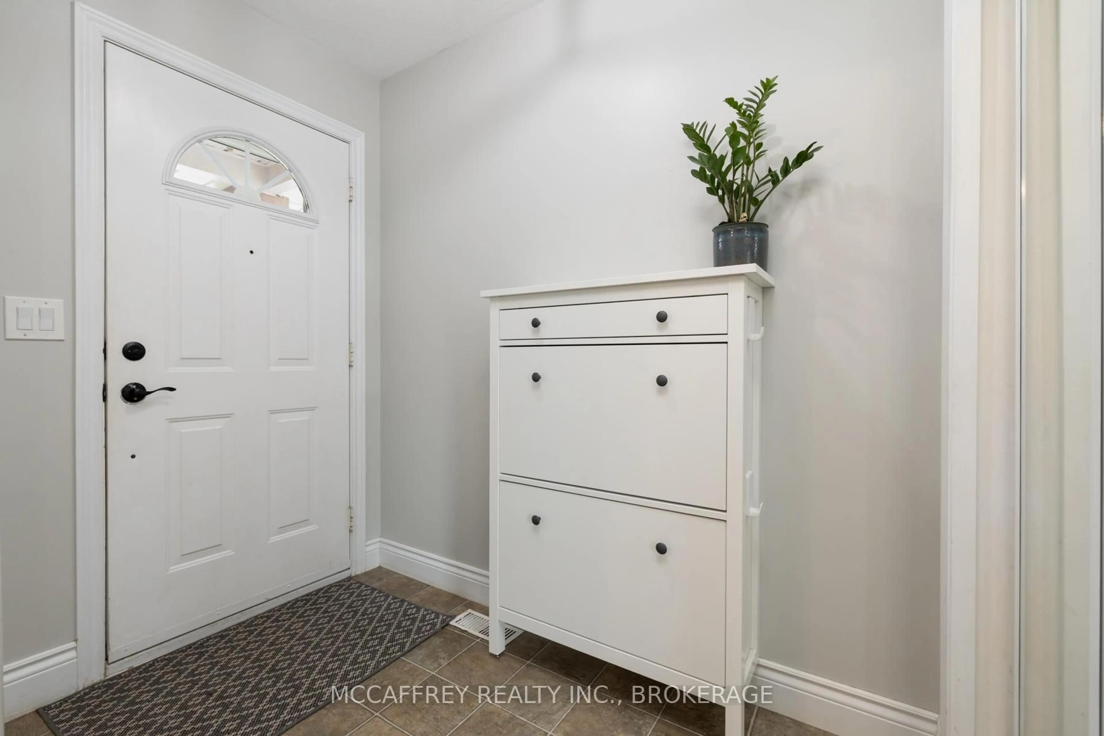 Indoor entryway for 81 SCHOONER Dr, Kingston Ontario K7K 7K1