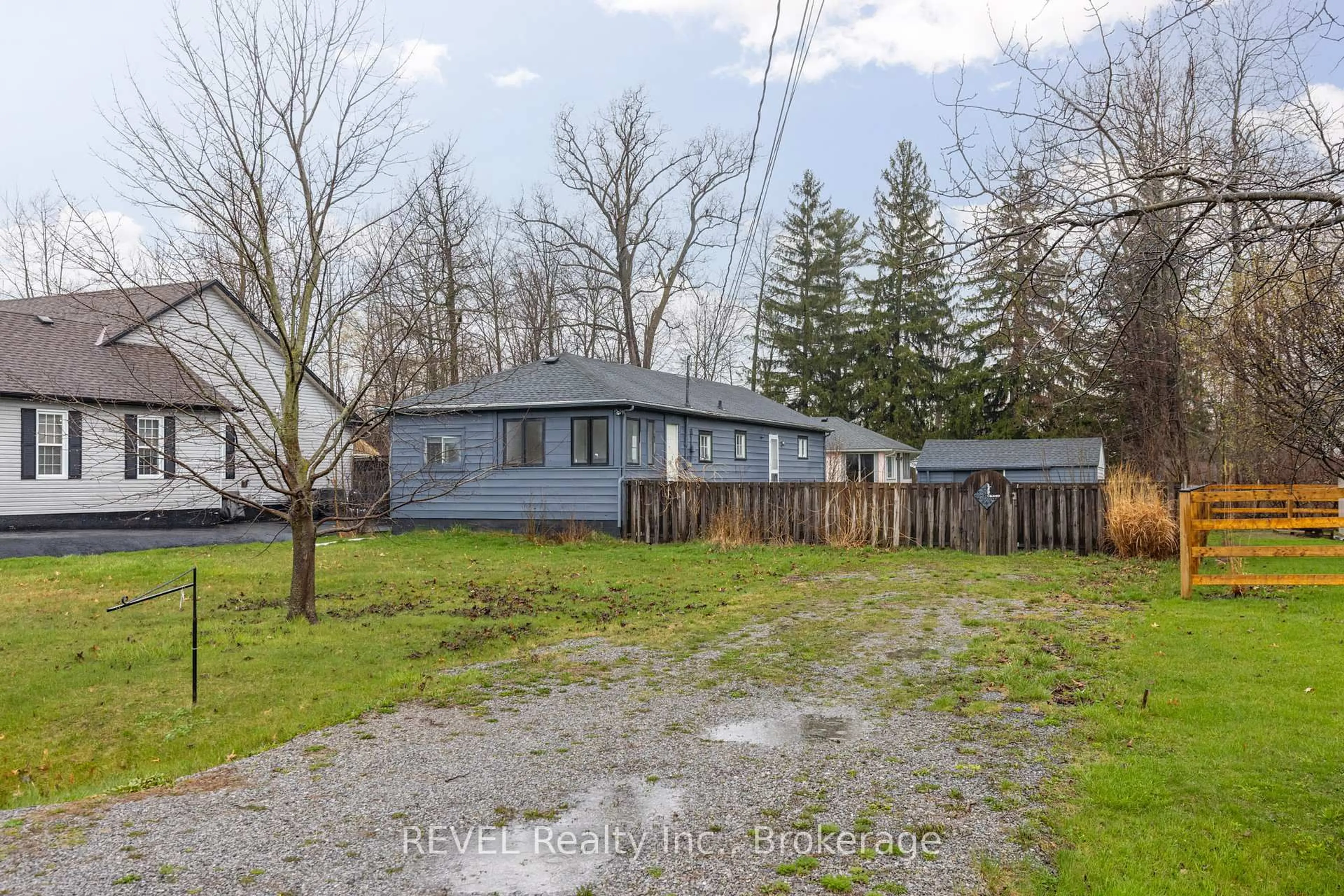 A pic from outside/outdoor area/front of a property/back of a property/a pic from drone, unknown for 3042 Bethune Ave, Fort Erie Ontario L0S 1N0