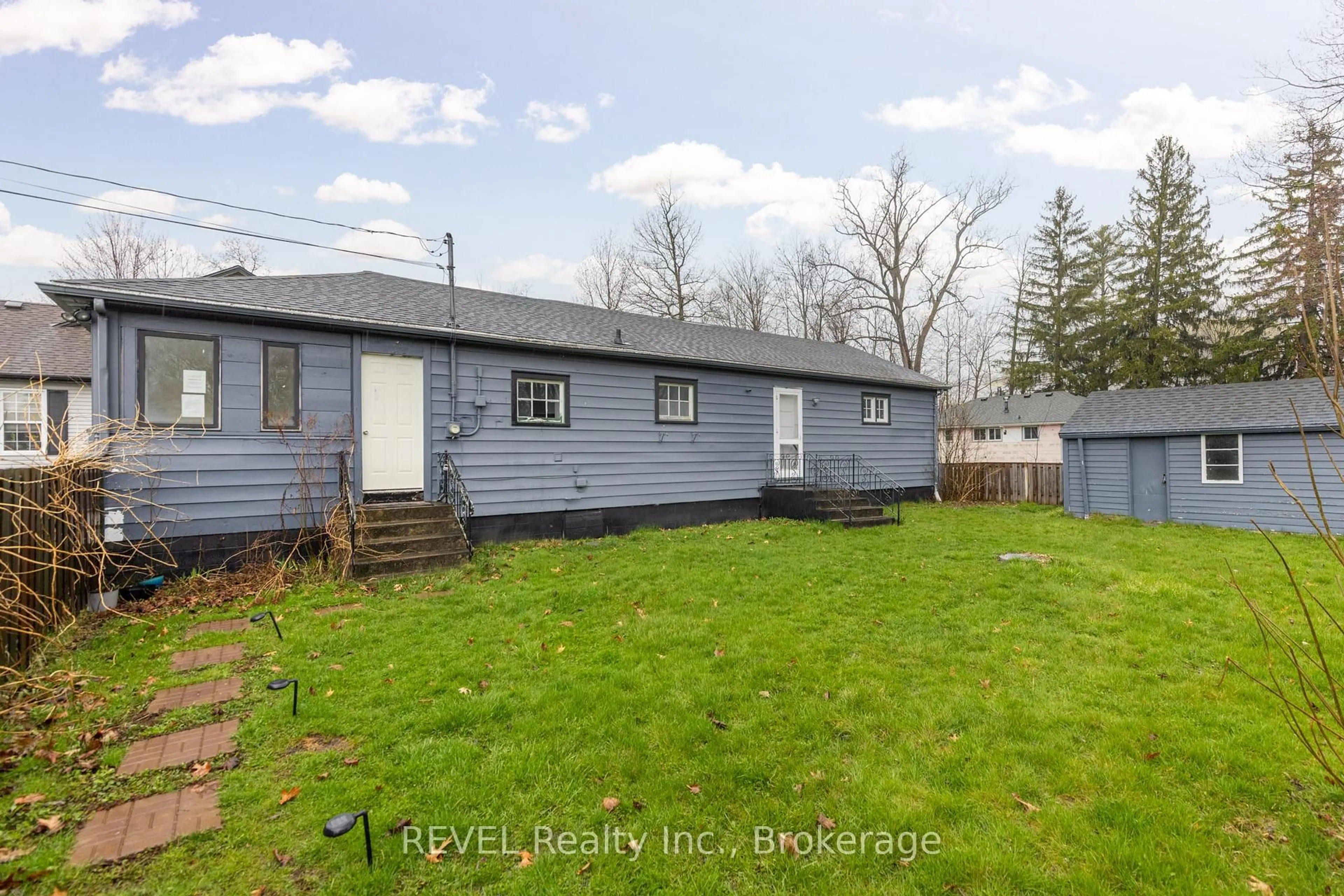 A pic from outside/outdoor area/front of a property/back of a property/a pic from drone, unknown for 3042 Bethune Ave, Fort Erie Ontario L0S 1N0
