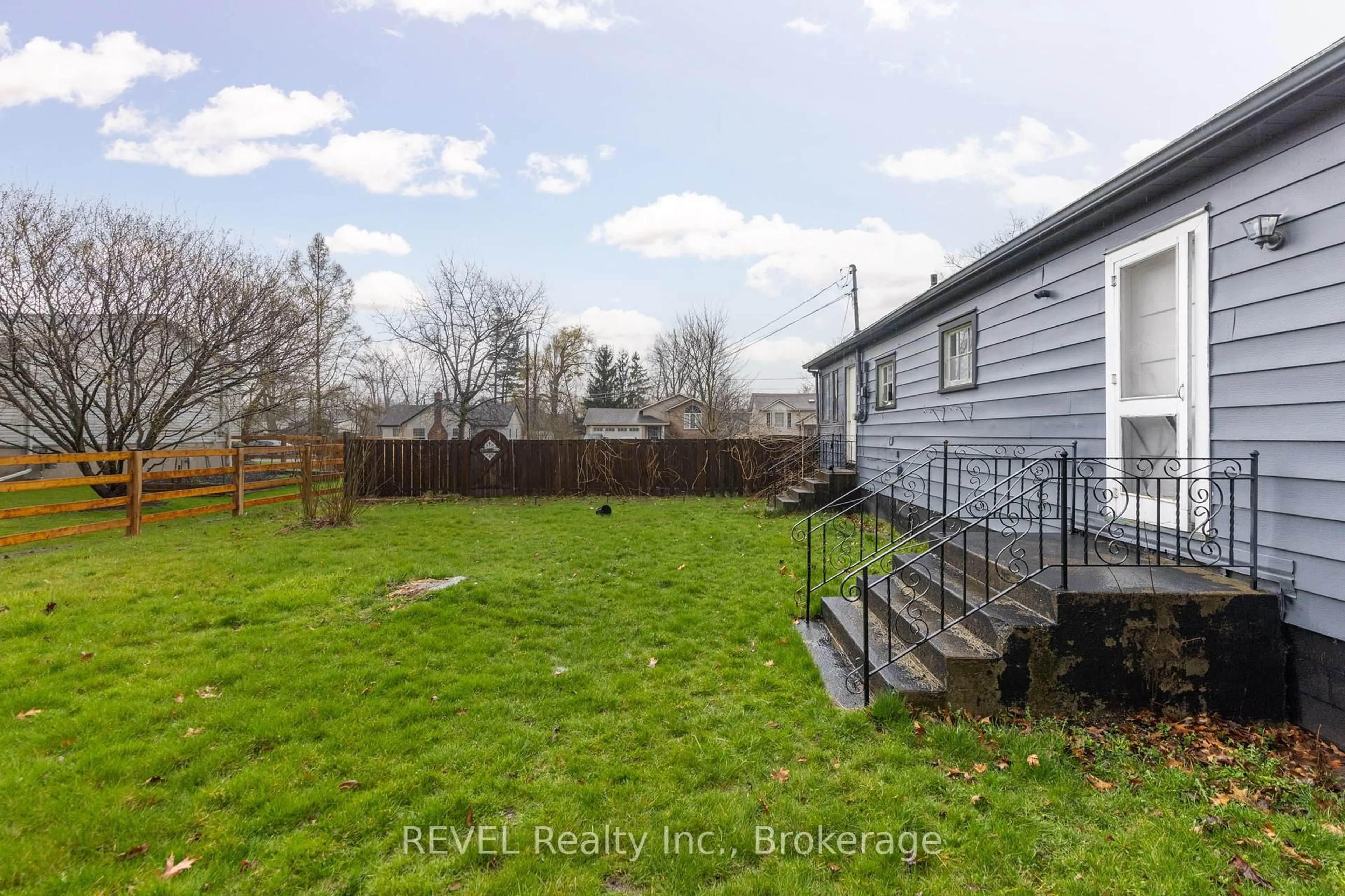 A pic from outside/outdoor area/front of a property/back of a property/a pic from drone, street for 3042 Bethune Ave, Fort Erie Ontario L0S 1N0