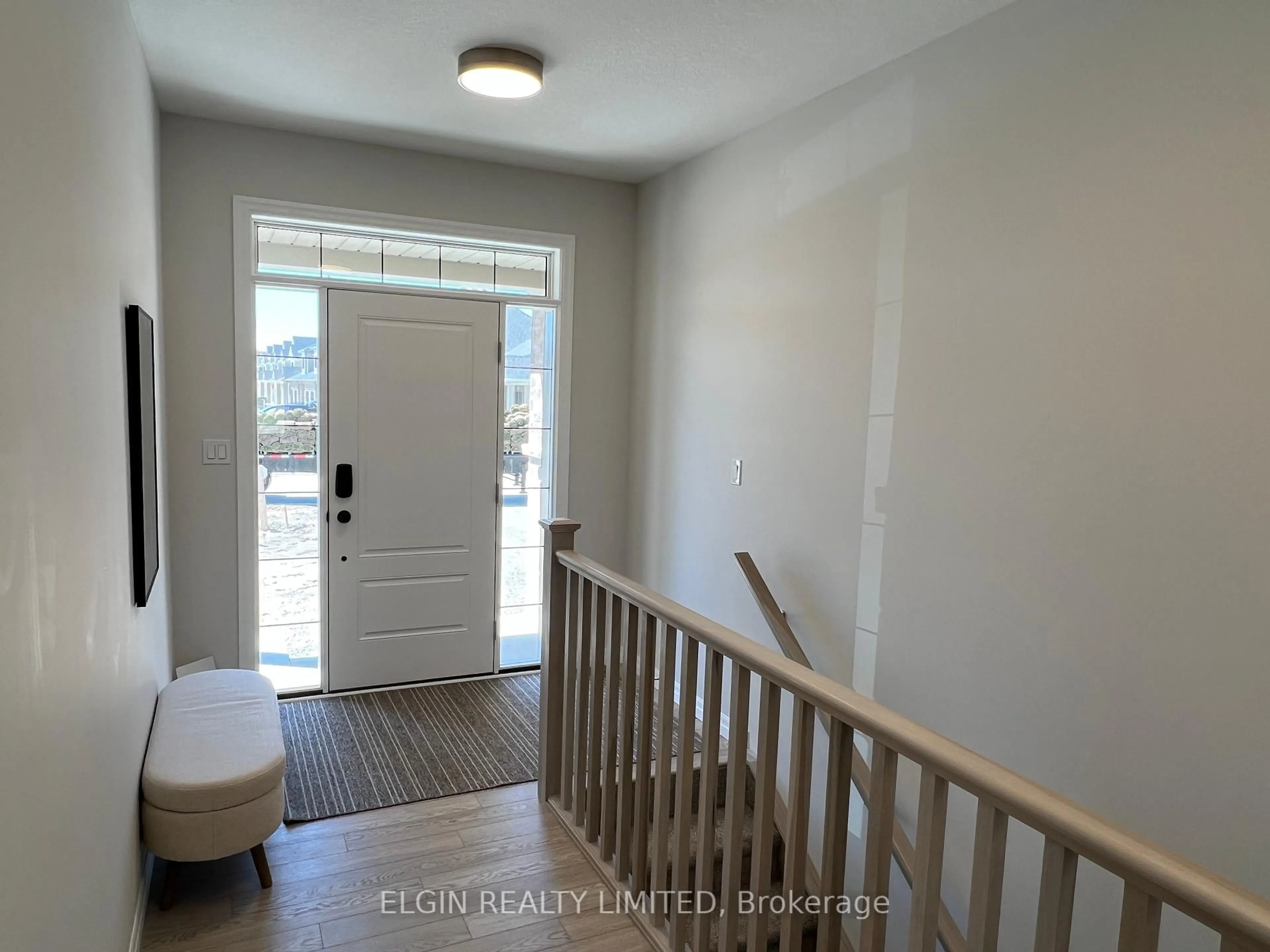 Indoor entryway for 61 Willow Dr, Aylmer Ontario N5H 0B9
